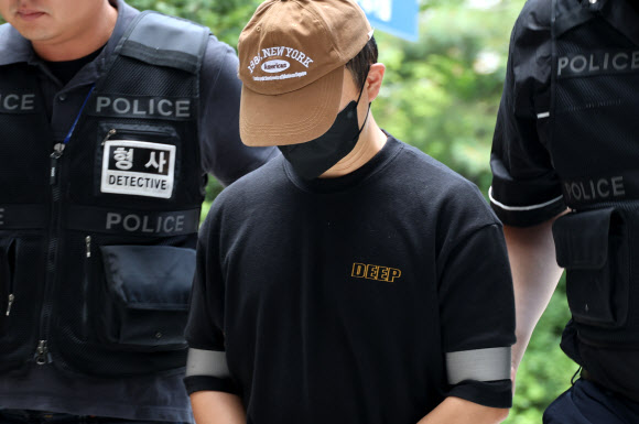 남편의 신체 중요 부위를 절단한 50대 여성의 범행에 가담한 30대 사위가 2일 구속 전 피의자 심문(영장실질심사)이 열리는 인천지법에 들어서고 있다. 2025.8.2. 연합뉴스