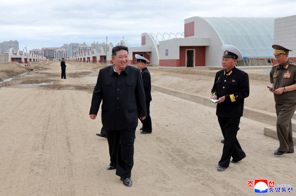 김정은 북한 국무위원장이 지난 1일 위화도온실종합농장 건설장과 신의주시, 의주군의 섬지구 영구화 제방공사장을 현지지도 했다고 조선중앙통신이 2일 보도했다. 2025.8.2. 평양 조선중앙통신 연합뉴스