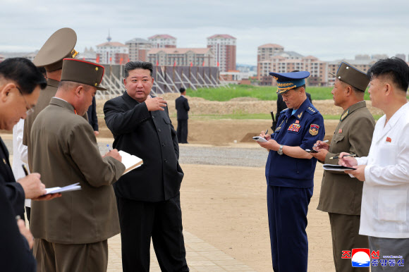 김정은 북한 국무위원장이 지난 1일 위화도온실종합농장 건설장과 신의주시, 의주군의 섬지구 영구화 제방공사장을 현지지도 했다고 조선중앙통신이 2일 보도했다. 2025.8.2. 평양 조선중앙통신 연합뉴스