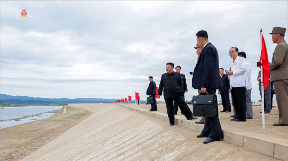 김정은 북한 국무위원장이 지난 1일 작년 여름 수해를 겪은 신의주에 세워질 위화도온실종합농장 건설 현장과 의주군 섬지구 영구화제방 공사 현장을 시찰했다고 조선중앙TV가 2일 보도했다. 2025.8.2. 조선중앙TV 화면