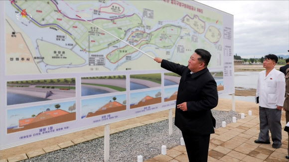 김정은 북한 국무위원장이 지난 1일 작년 여름 수해를 겪은 신의주에 세워질 위화도온실종합농장 건설 현장과 의주군 섬지구 영구화제방 공사 현장을 시찰했다고 조선중앙TV가 2일 보도했다. 2025.8.2. 조선중앙TV 화면