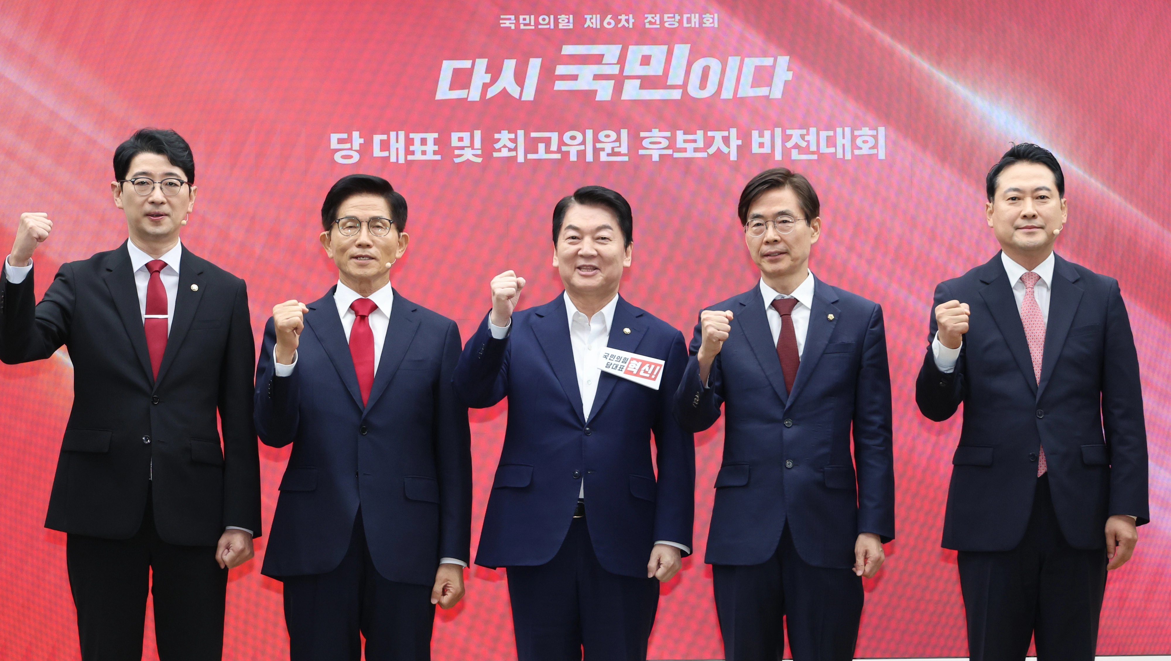 한자리에 모인 국민의힘 당대표 후보들  3일 서울 여의도 국민의힘 당사에서 열린 제6차 전당대회 후보자 비전대회에서 주진우(왼쪽부터)·김문수·안철수·조경태·장동혁 당 대표 후보들이 기념촬영 하고 있다.  연합뉴스