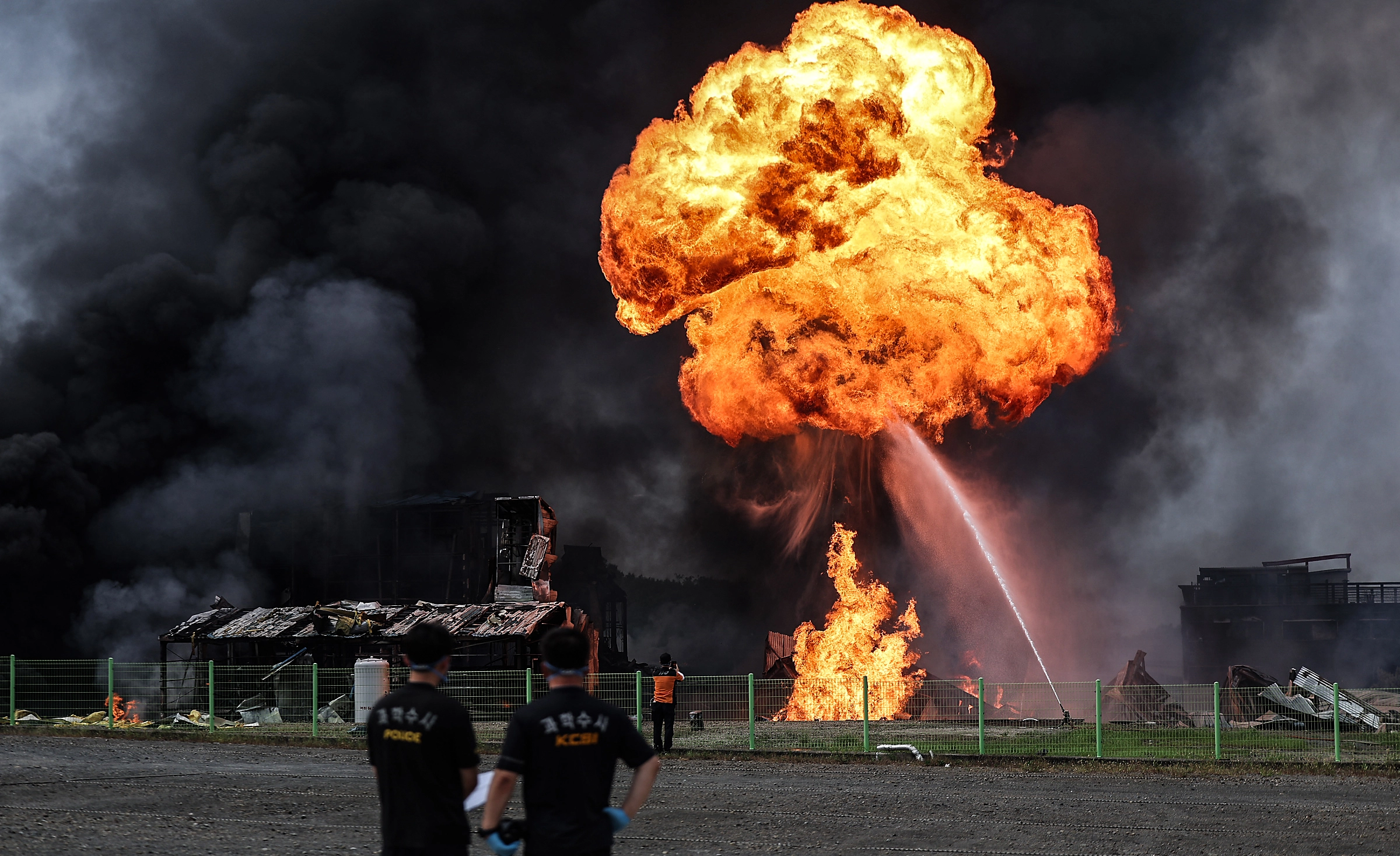 영천 화장품 공장서 불…계속되는 폭발  3일 경북 영천시 금호읍 구암리 채신공단 내 화장품 원료 제조공장에서 불이 나 크고 작은 폭발이 계속되는 가운데 관계자들이 진화 상황을 주시하고 있다. 2025.8.3 연합뉴스