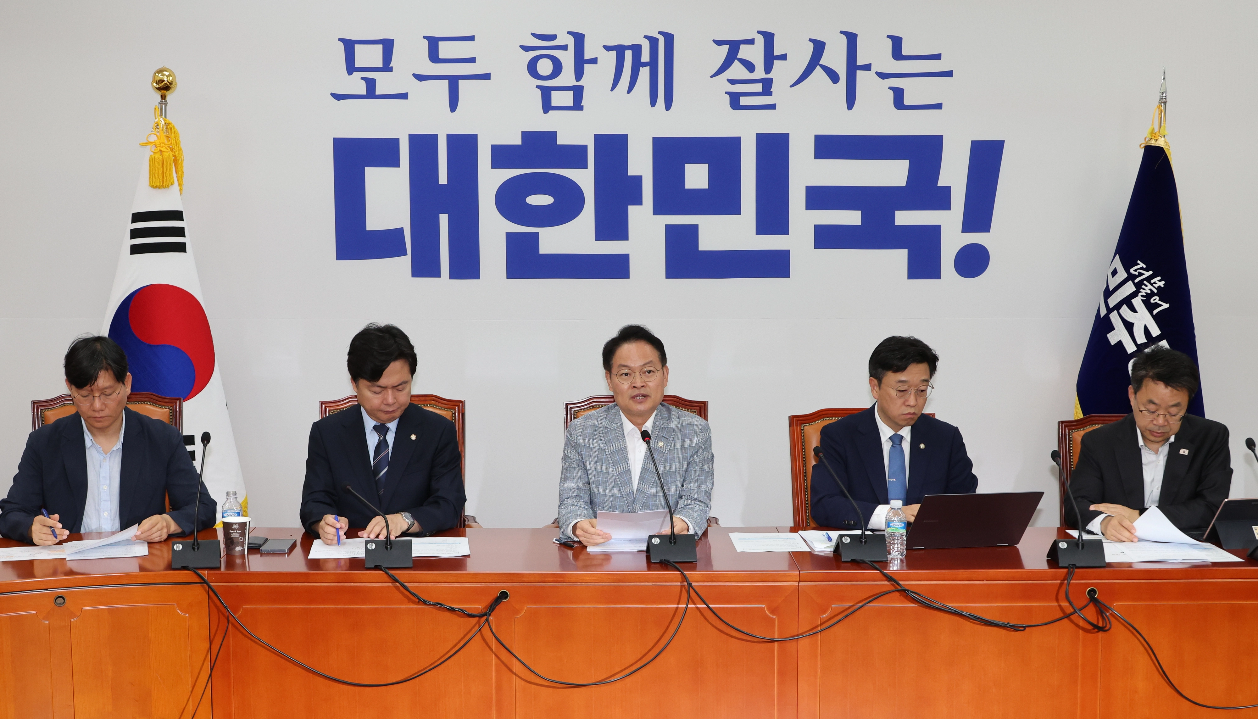 민주당 노조법 2·3조 개정 간담회  허영(왼쪽 세 번째) 더불어민주당 원내정책수석이 3일 국회에서 열린 노동조합법 2·3조 개정 관련 기자간담회에서 발언하고 있다. 왼쪽부터 정흥준 서울과학기술대 교수, 김현정 원내대변인, 허 수석, 이용우 원내부대표, 박홍배 원내부대표. 2025.8.3 연합뉴스