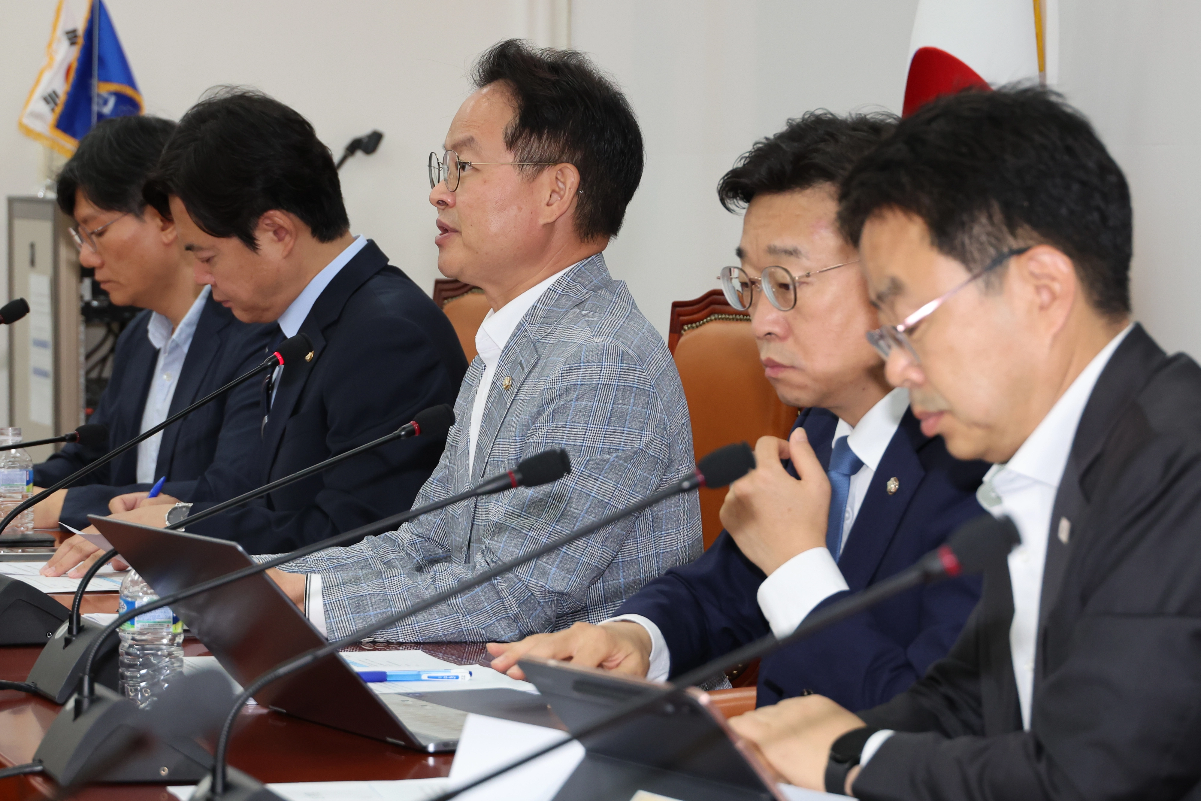 민주당 노조법 2·3조 개정 간담회  허영 더불어민주당 원내정책수석이 3일 서울 여의도 국회에서 열린 노조법 2·3조 개정 관련 기자간담회에서 발언하고 있다. 왼쪽부터 정흥준 서울과학기술대 교수, 김현정 원내대변인, 허 수석, 이용우 원내부대표, 박홍배 원내부대표. 2025.8.3 연합뉴스