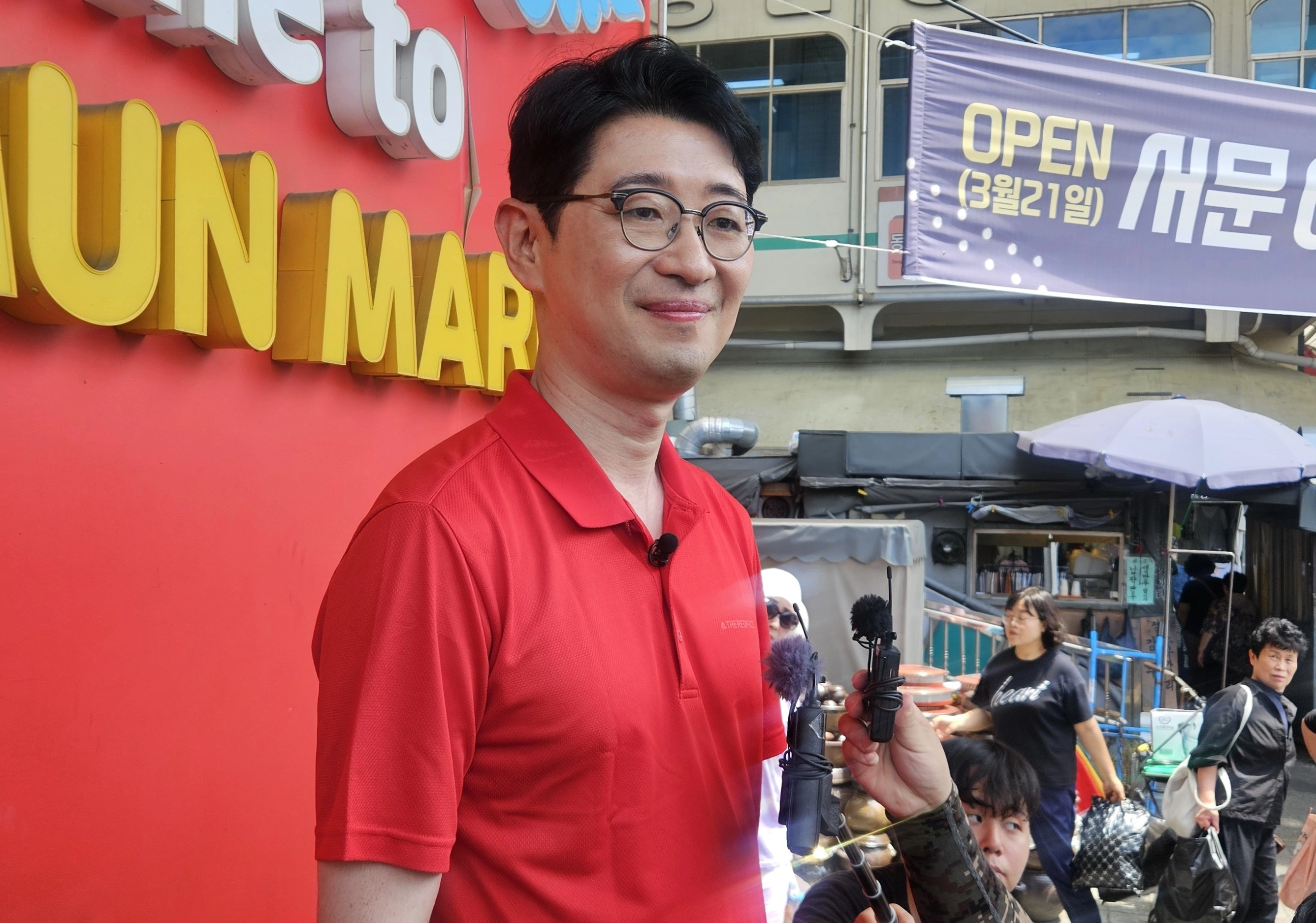 대구 찾은 국힘 당권 주자 주진우  주진우 국민의힘 당 대표 후보가 2일 대구 중구 대신동 서문시장에서 기자들과 만나 질문에 답변하고 있다. 2025.8.2. 뉴스1