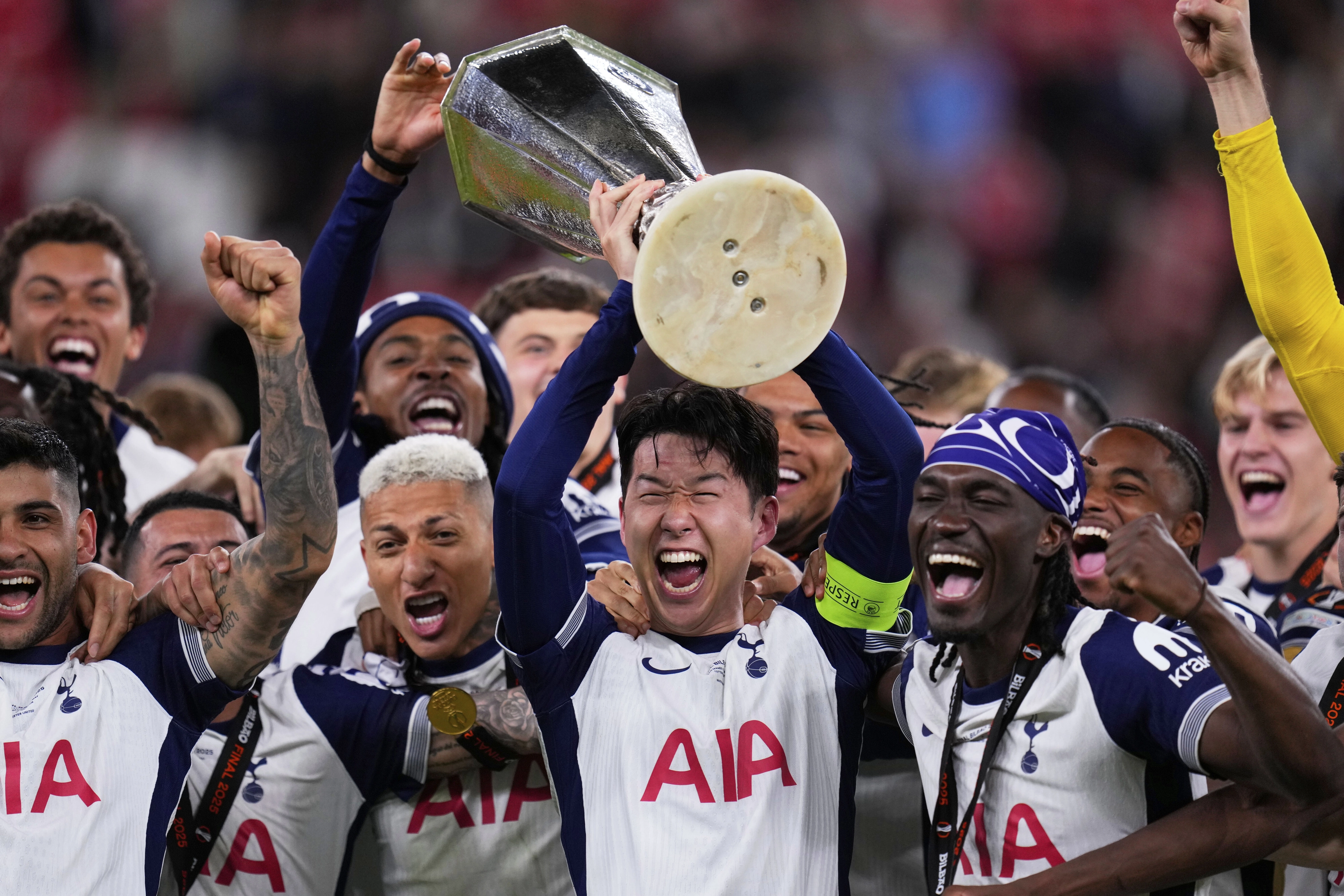 손흥민이 지난 5월 스페인 빌바오에서 열린 유럽축구연맹(UEFA) 유로파리그에서 우승한 뒤 트로피를 들어올리며 환호하는 모습.
빌바오 AP 뉴시스
