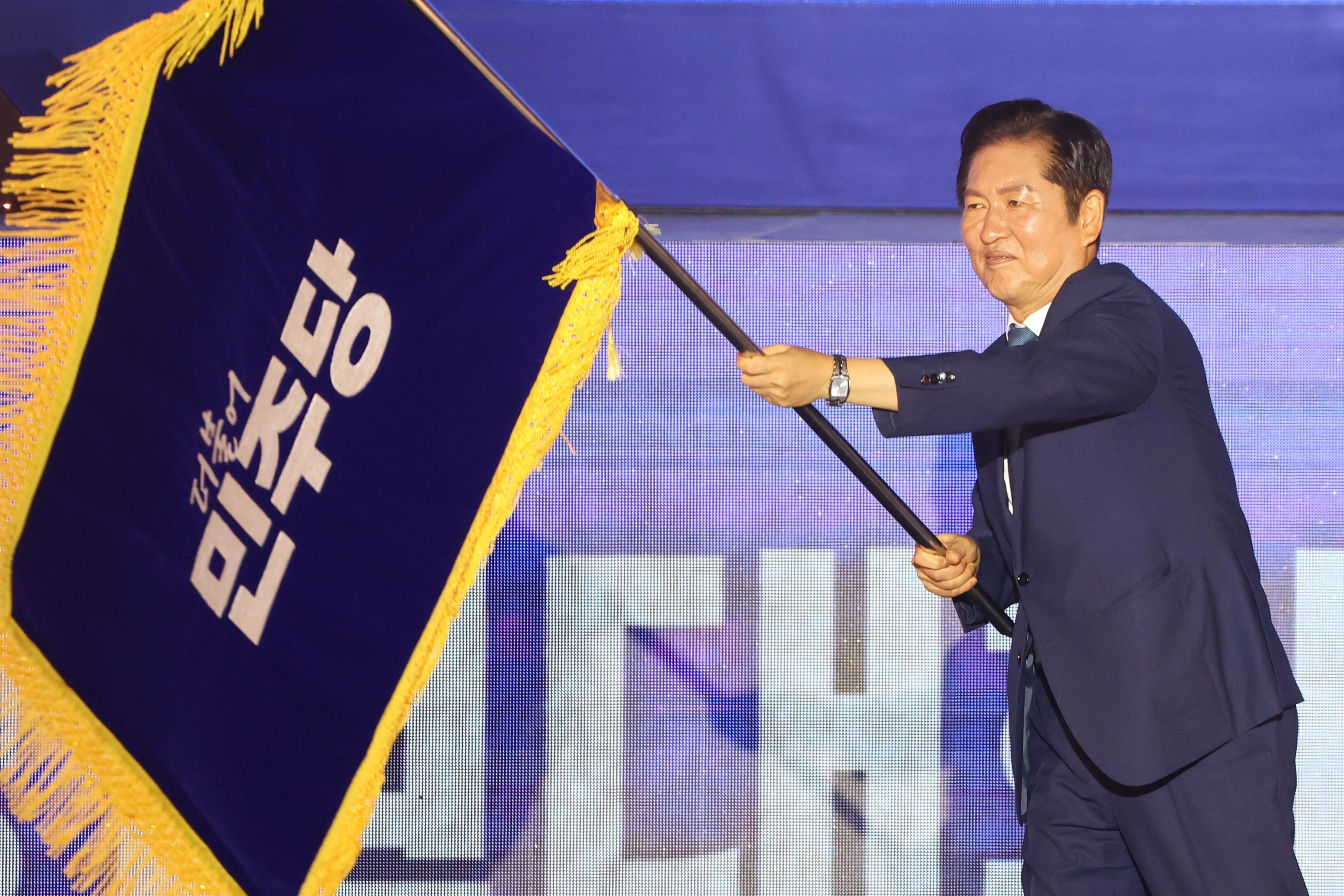 지난 2일 경기 고양시 킨텍스에서 열린 더불어민주당 8·2 전당대회에서 대표로 선출된 정청래 의원이 당 깃발을 흔들고 있다. 정 신임 대표는 취임 일성으로 검찰·언론·사법개혁과 함께 ‘내란 척결’에 총력을 다하겠다고 강조했다.
연합뉴스