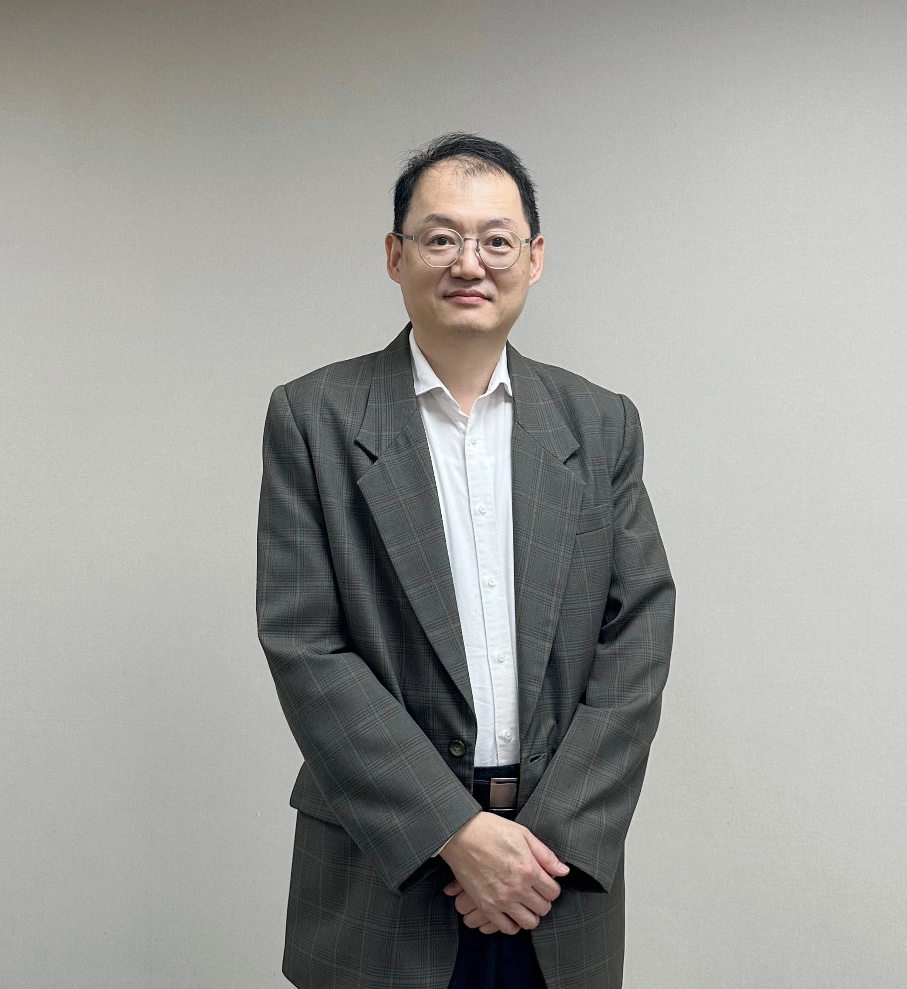 우즈웨이 대만 경제부 에너지국 대변인  대만 경제부 에너지국의 우즈웨이 부국장 겸 대변인은 지난달 11일 서울신문과의 인터뷰를 진행했다. 우 대변인은 마지막 원전인 ‘마안산 2호기’ 재가동 여부를 묻는 질문에 “핵폐기물 처리 대책, 재가동할 경우 안전성 확보, 그리고 사회적 합의라는 3개 조건이 충족돼야만 비로소 논의할 수 있다”고 답했다. 
명종원기자