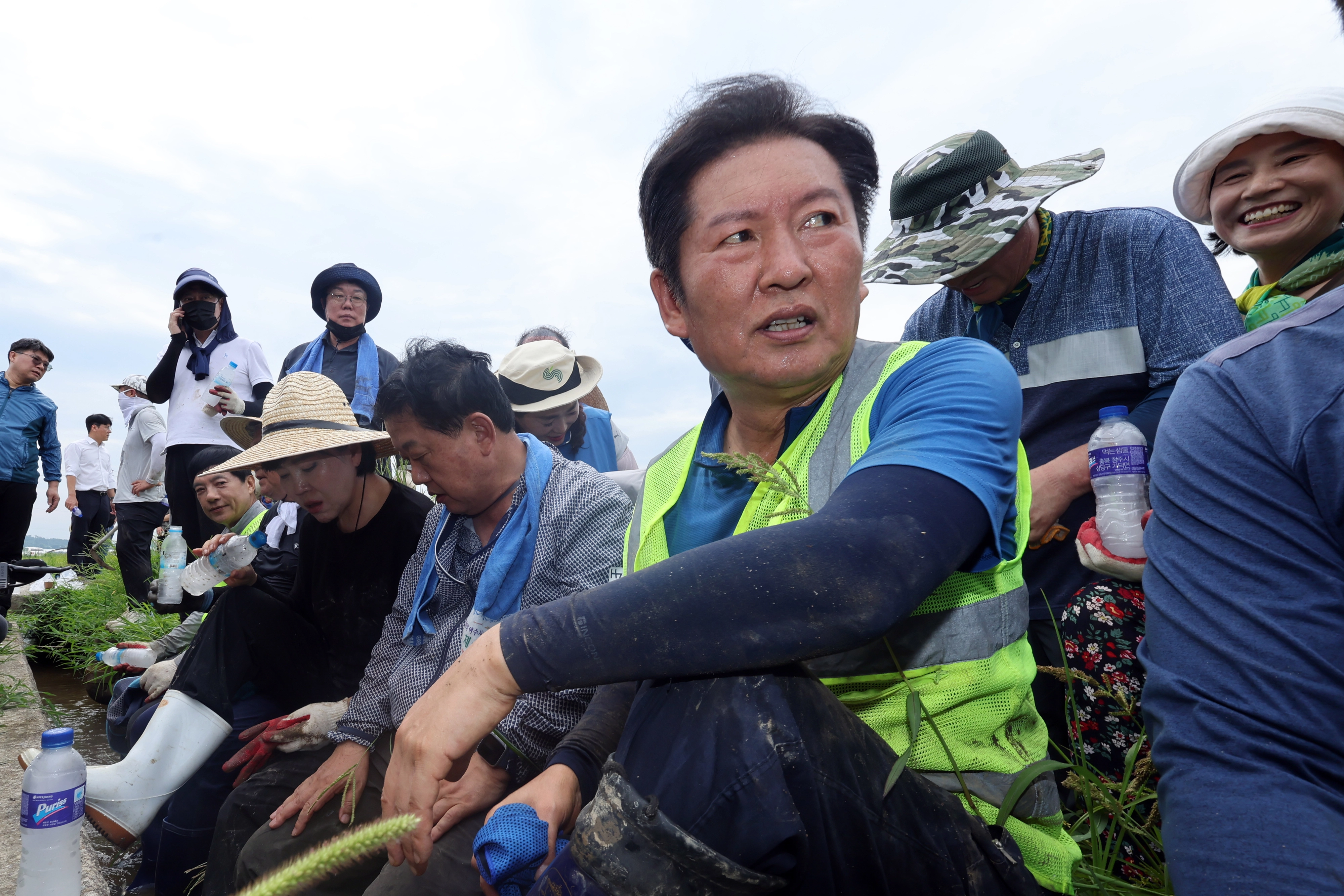 정청래 신임 더불어민주당 대표가 3일 오전 전남 나주시 노안면 오이농가를 찾아 수해복구 작업 뒤 휴식을 취하고 있다. 2025.8.3 연합뉴스