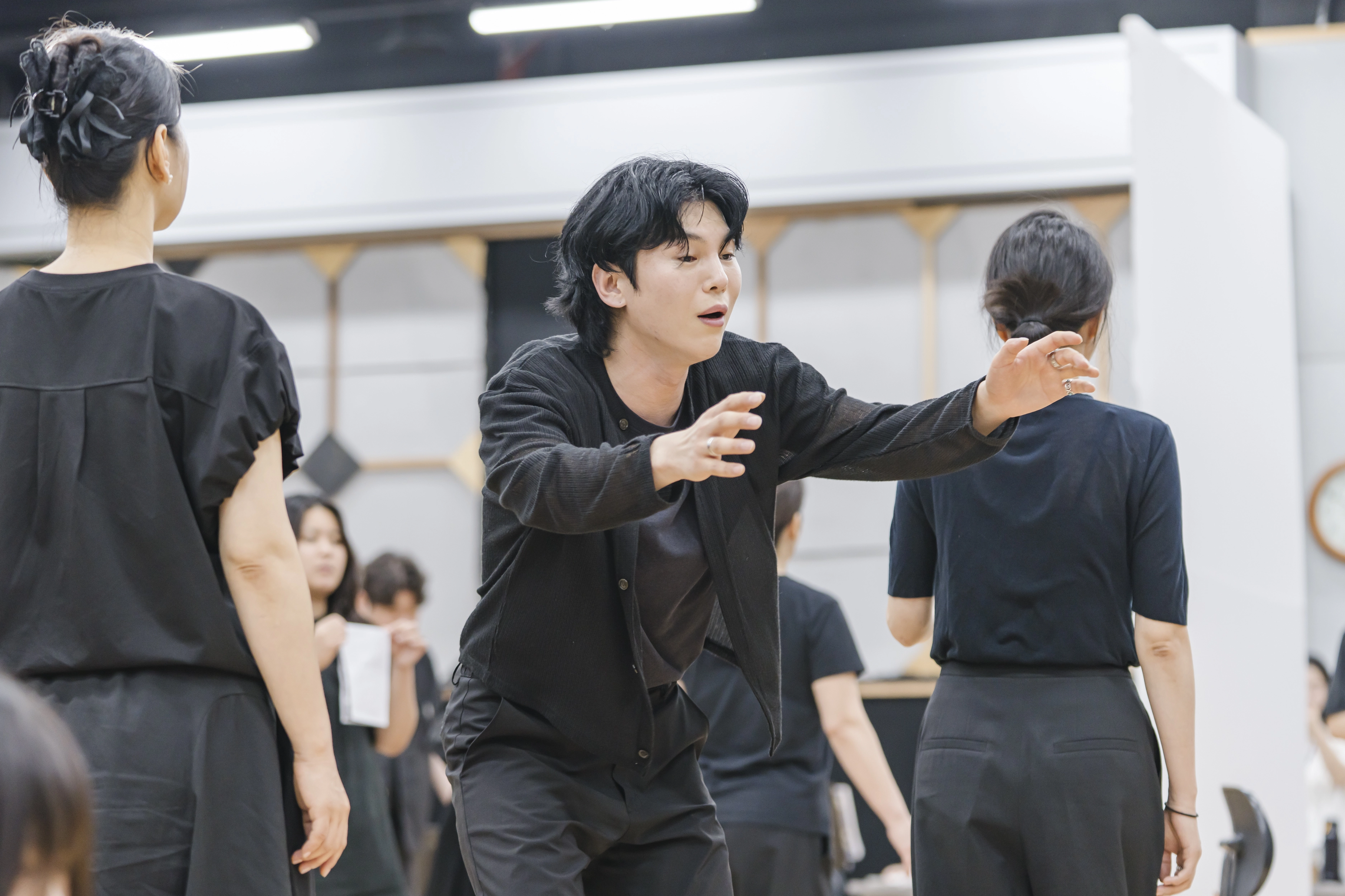 지난달 30일 서울 국립극장 연습실에서 심봉사 역할을 맡은 김준수(가운데)가 열연을 하고 있다. 국립창극단 신작 ‘심청’은 판소리 ‘심청가’를 해체하고 재해석해 심청과 심봉사의 관계를 새롭게 들여다본다. 
국립극장 제공