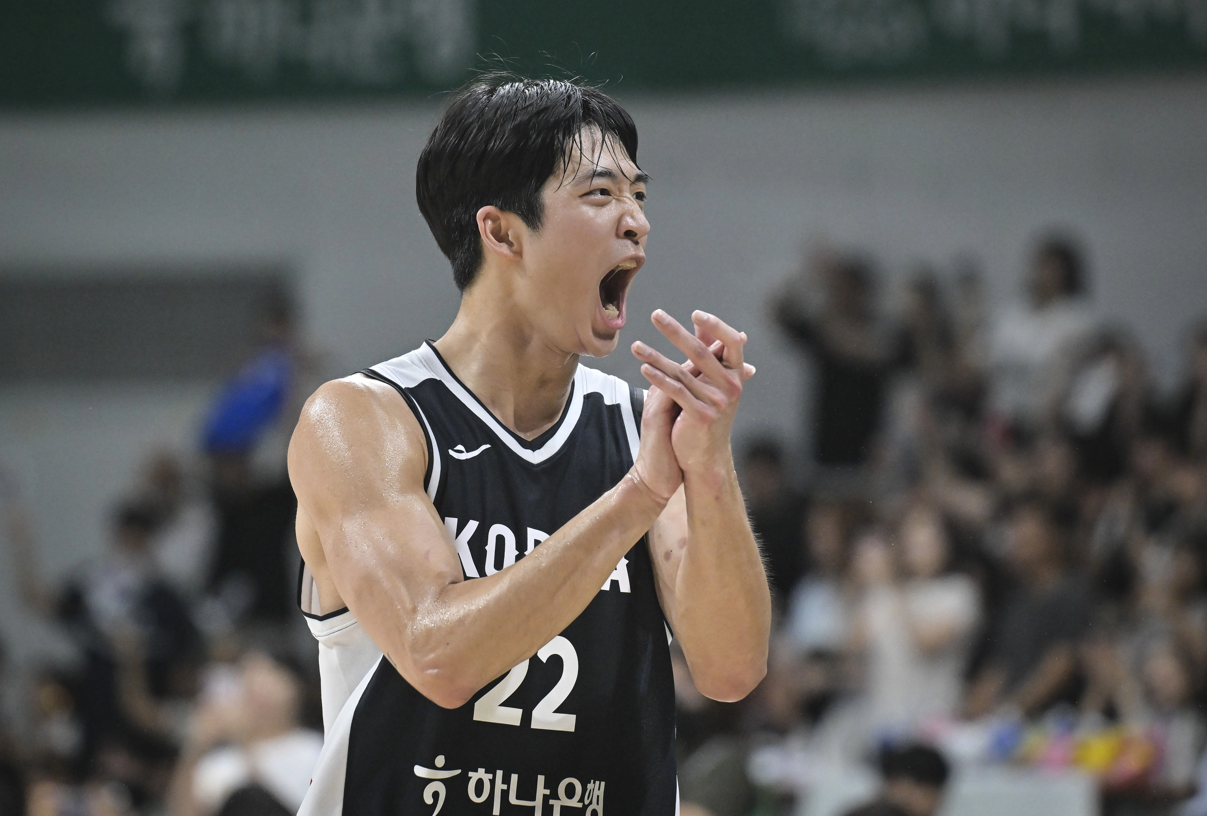 한국 남자농구 국가대표 여준석이 지난달 20일 안양 정관장아레나에서 열린 2025 평가전 카타르와의 홈 경기에서 득점한 뒤 포효하고 있다. 대한농구협회 제공