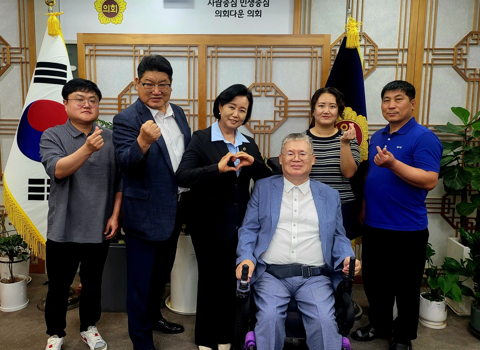 정윤경 부의장이 경기도장애인정보화협회 관계자들과 기념촬영을 하고 있다. (사진=경기도의회)