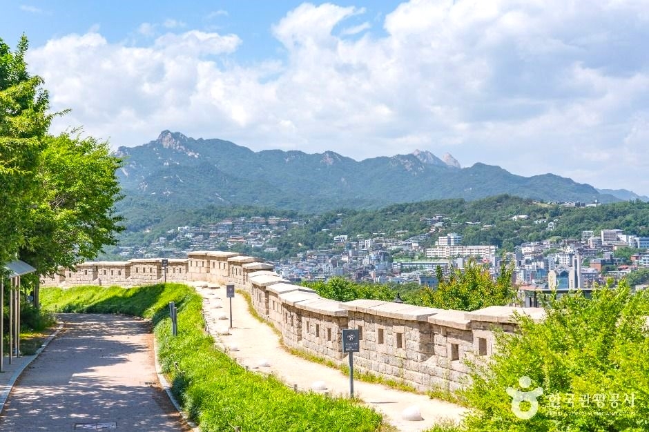 낙산공원 성곽길. 한국관광공사 제공