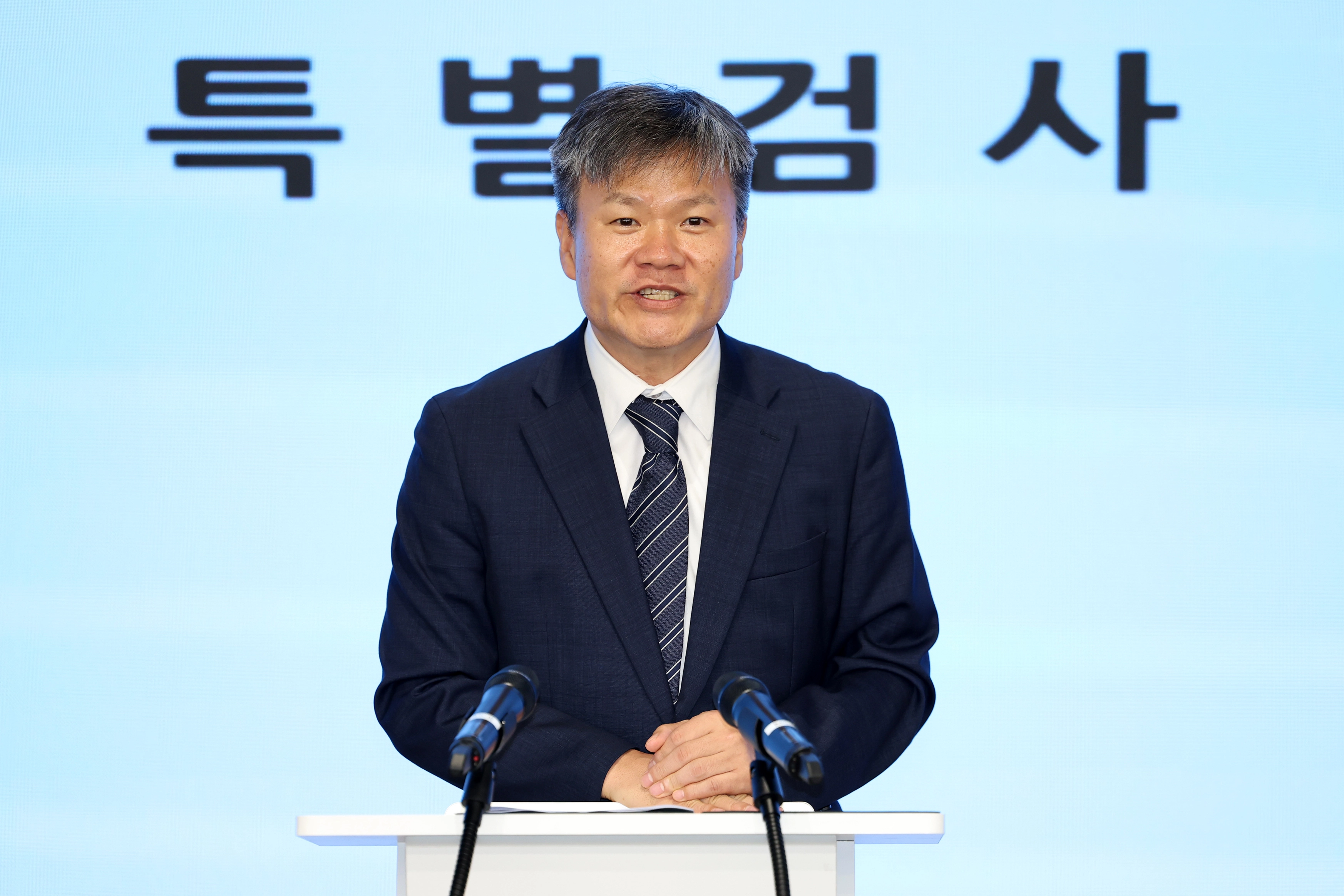 답변하는 문홍주 특검보  김건희 여사 의혹을 수사하는 민중기 특별검사팀의 문홍주 특검보가 7일 서울 종로구 KT광화문빌딩 웨스트에 마련된 사무실에서 정례 브리핑을 마친 뒤 취재진 질문에 답하고 있다.  2025.07.07. 뉴시스