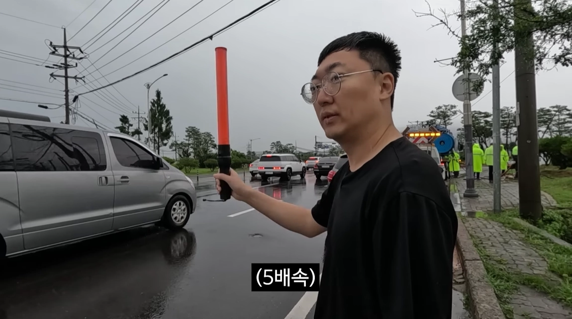 충북 충주시 공식 유튜브에 지난달 29일 올라온 ‘호우, 이대로 좋은가?’ 영상에서 충주맨이 폭우경보가 내려진 날 차량 사고 현장에서 2차 사고 방지를 위해 교통 안내를 돕고 있다. 유튜브 채널 ‘충주시 ’캡처