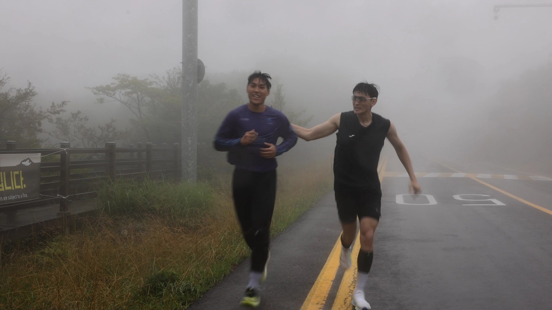 대구 한국가스공사 곽정훈과 김국찬이 4일 제주 1100고지를 오르고 있다. 대구 한국가스공사 제공