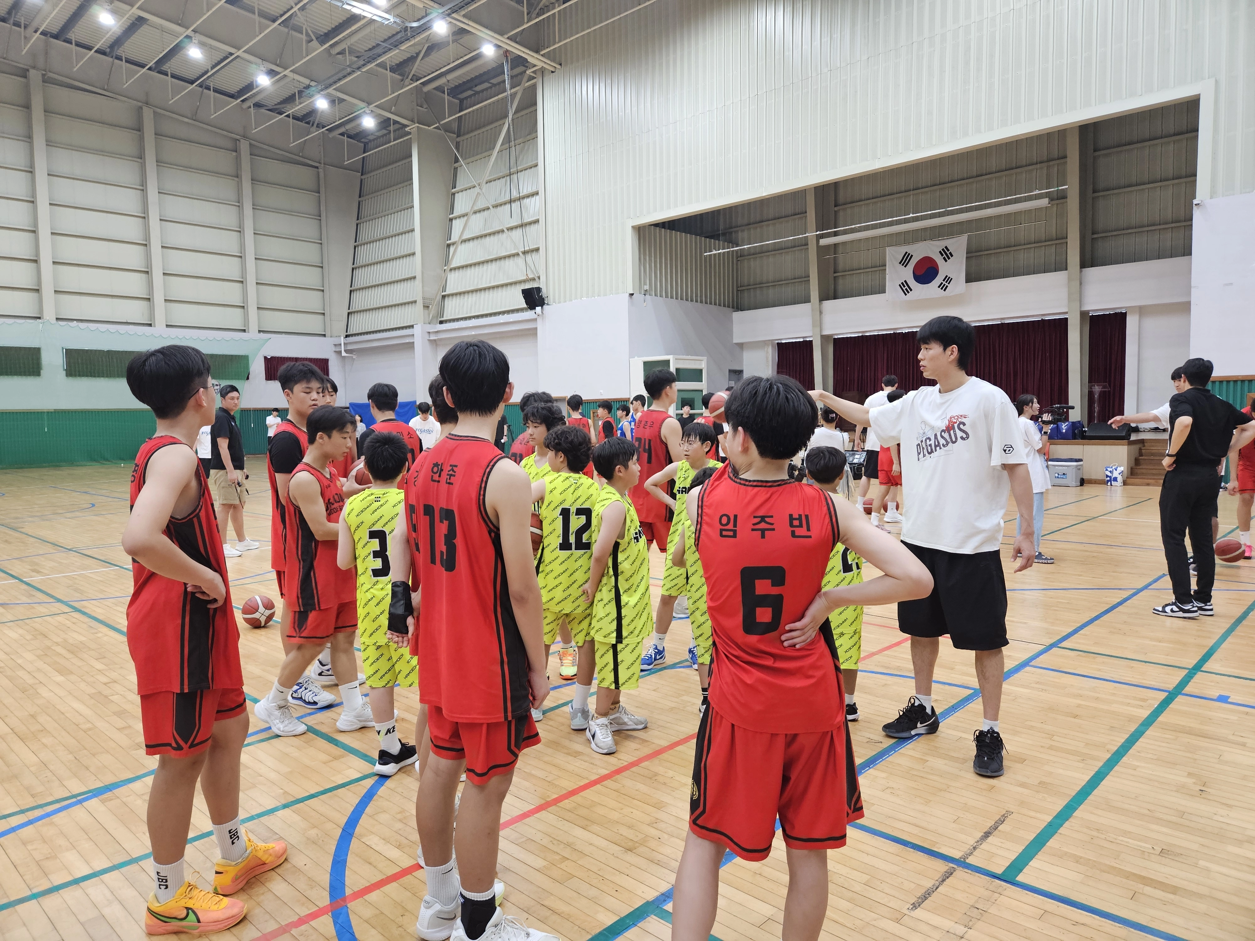 대구 한국가스공사 전현우가 4일 제주 공천포전지훈련센터에서 재능 기부로 초중 학생들을 가르치고 있다. 서진솔 기자