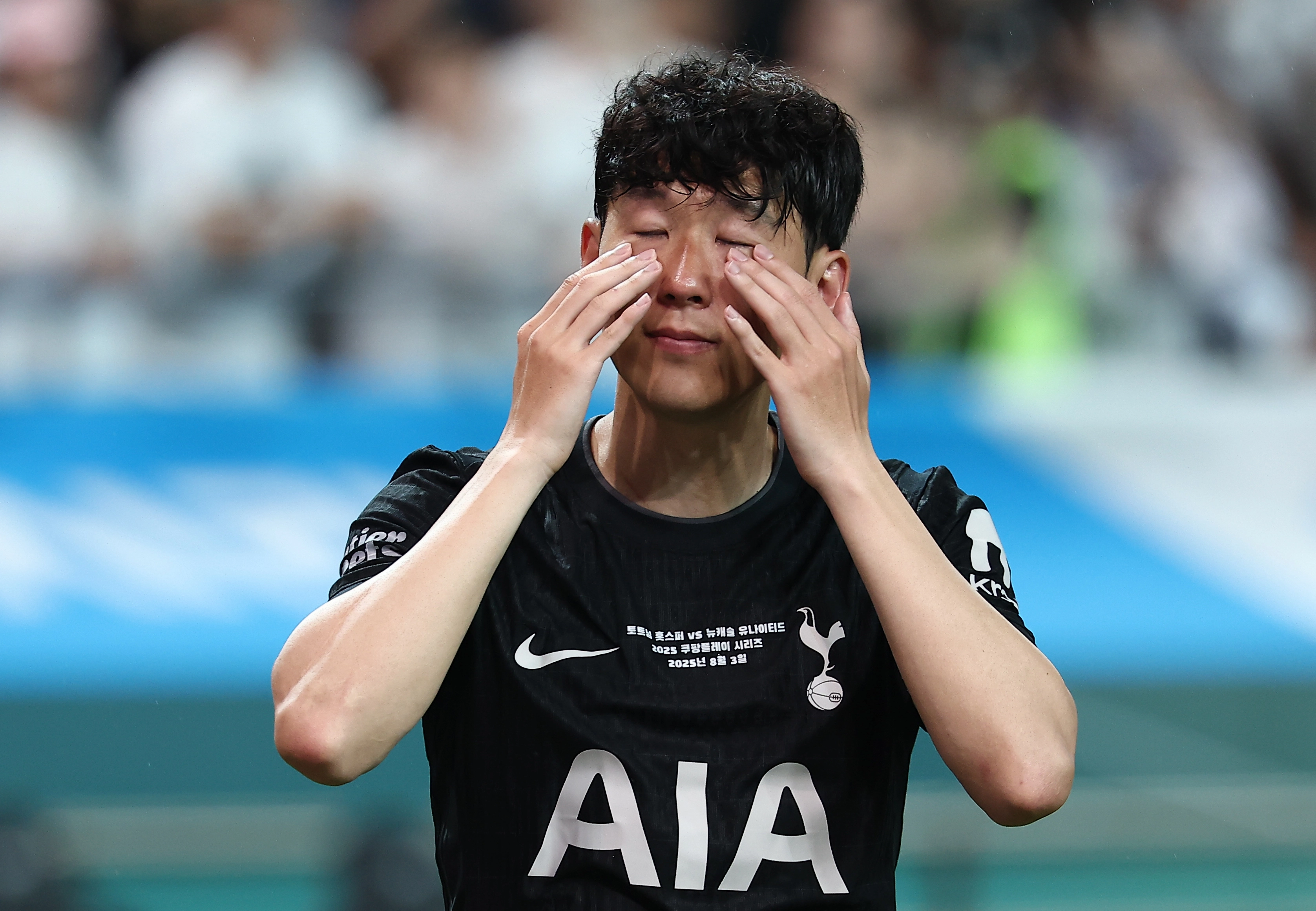 눈물 닦는 손흥민  눈물 닦는 손흥민
    (서울=연합뉴스) 김성민 기자 = 올여름 팀을 떠나기로 한 토트넘 홋스퍼 손흥민이 3일 서울월드컵경기장에서 열린 2025 쿠팡플레이 시리즈 뉴캐슬 유나이티드와의 친선경기가 끝난 뒤 눈물을 닦고 있다.
    2015년 8월 토트넘으로 이적한 손흥민은 2021-2022시즌 리그 득점왕에 오르고 2024-2025시즌엔 유럽축구연맹(UEFA) 유로파리그 우승을 이끄는 등 10년간 활약했다. 손흥민은 전날 기자회견을 통해 올여름 팀을 떠난다고 발표했다. 2025.8.3
    ksm7976@yna.co.kr
(끝)


<저작권자(c) 연합뉴스, 무단 전재-재배포, AI 학습 및 활용 금지>