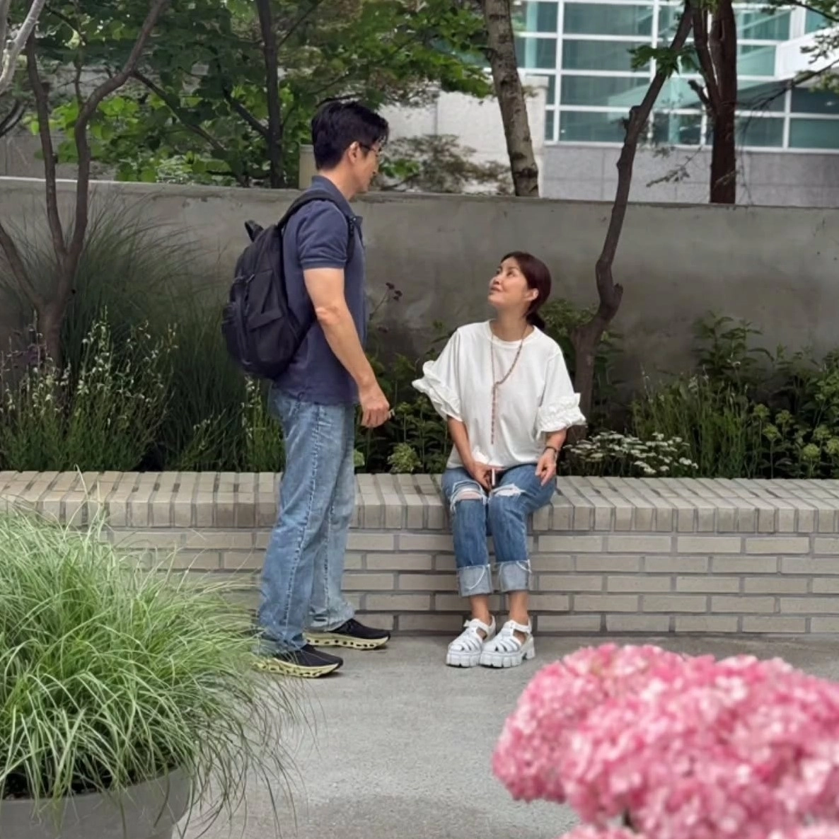 배우 신애라가 4일 남편 차인표의 제14회 황순원문학상 신진상 수상에 기뻐하며 자신의 인스타그램에 올린 부부의 사진. 신애라 인스타그램 캡처