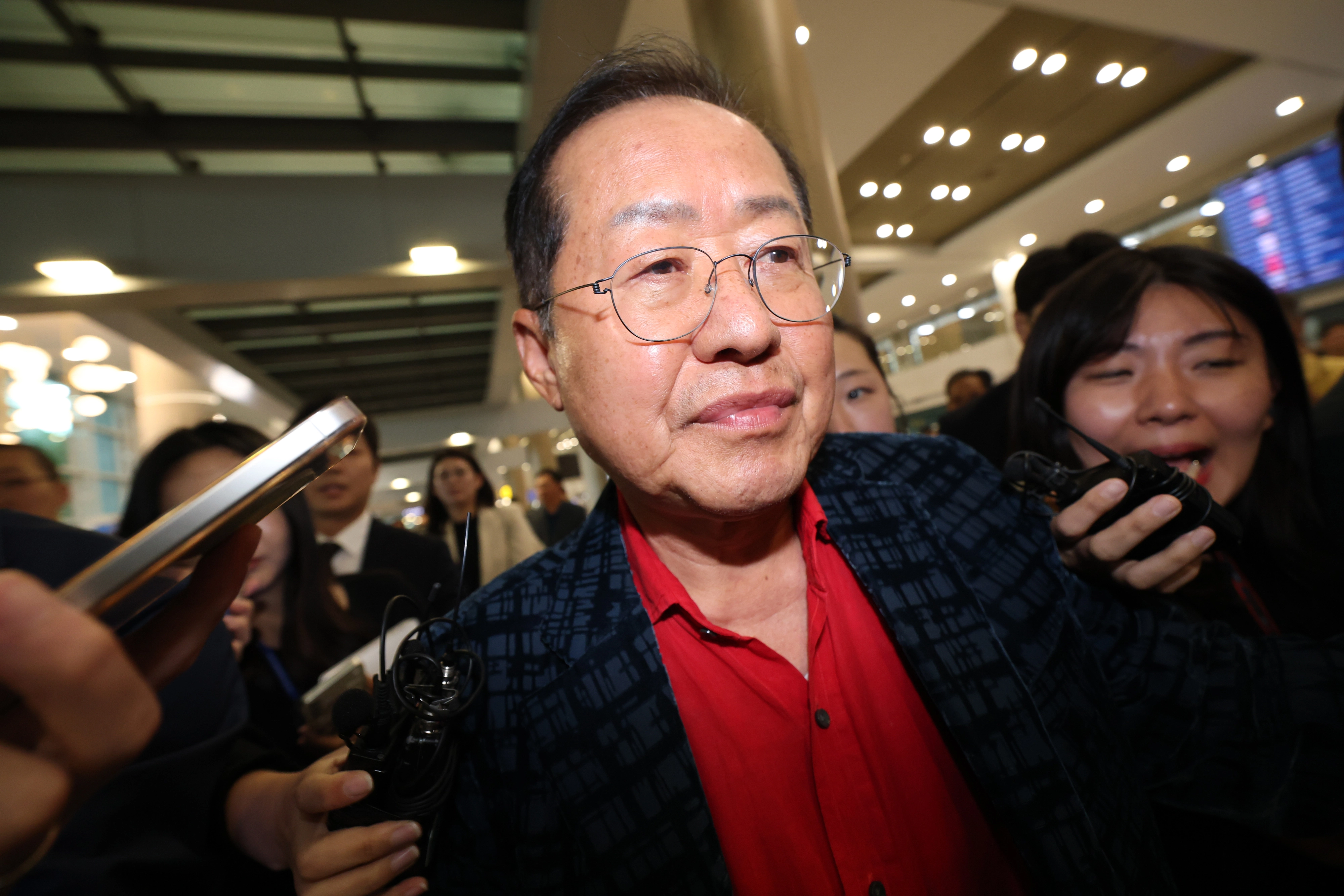 홍준표 전 대구시장, 하와이서 귀국  국민의힘 대선 경선에서 탈락한 뒤 정계 은퇴를 선언하고 하와이로 떠났던 홍준표 전 대구시장이 17일 인천국제공항을 통해 귀국하고  있다. 2025.6.17 뉴스1