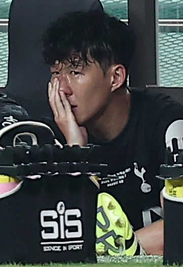 눈물 흘리는 손흥민  3일 서울월드컵경기장에서 열린 2025 쿠팡플레이 시리즈 토트넘 홋스퍼와 뉴캐슬 유나이티드의 경기. 토트넘 손흥민이 교체 아웃된 뒤 벤치에서 눈물을 흘리고 있다. 2025.8.3 연합뉴스