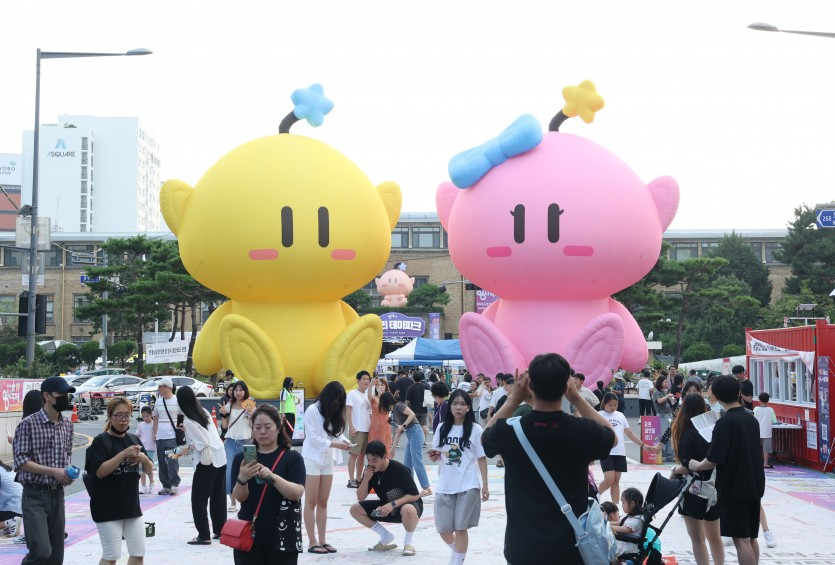 1993 대전 엑스포의 마스코트인 꿈돌이(왼쪽)와 아내 꿈순이 캐릭터가 놓인 지난해 대전 0시 축제 현장. 대전시 제공