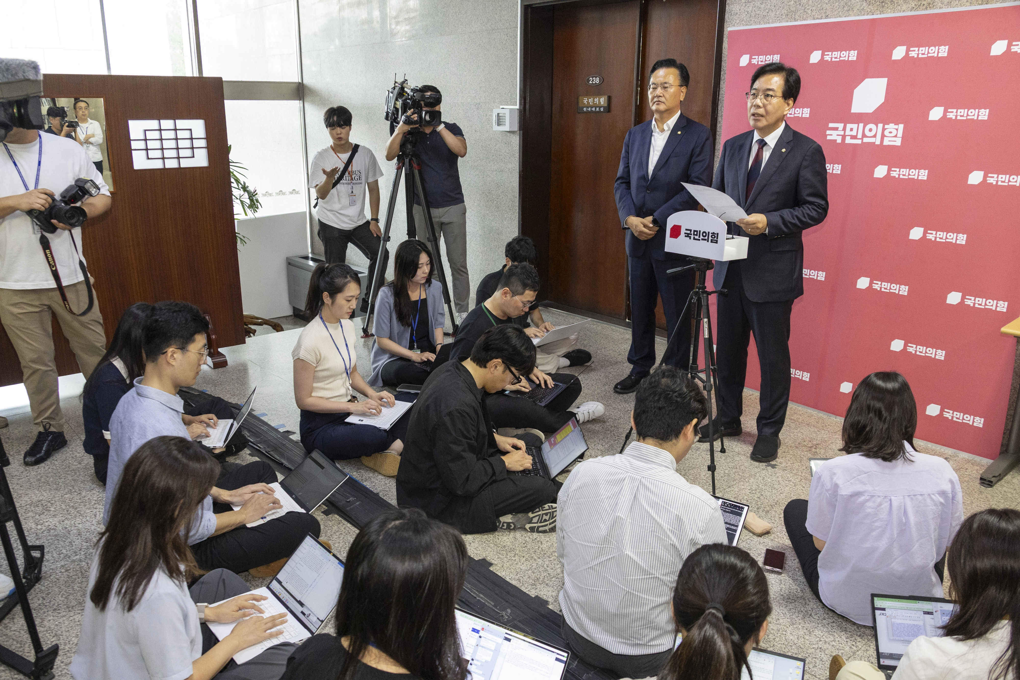 송언석 국민의힘 비상대책위원장 겸 원내대표가 5일 국회에서 더불어민주당 소속 이춘석 국회 법제사법위원장이 차명으로 주식에 투자했다는 의혹과 관련한 입장을 밝히고 있다. 2025.8.5 연합뉴스