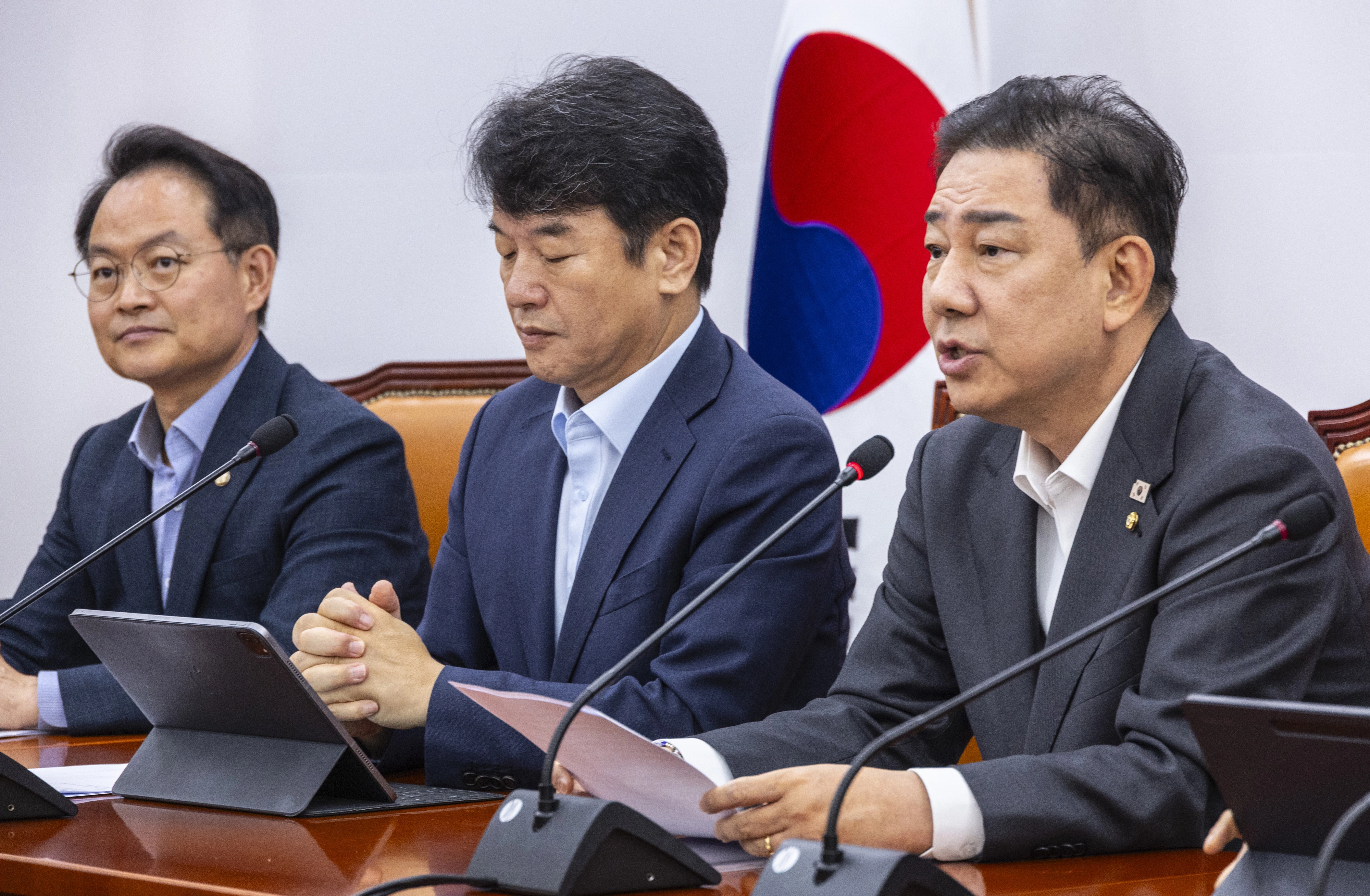 민주당 원내대책회의에서 발언하는 김병기 원내대표  더불어민주당 김병기 원내대표가 5일 국회에서 열린 원내대책회의에서 발언하고 있다. 2025.8.5 연합뉴스