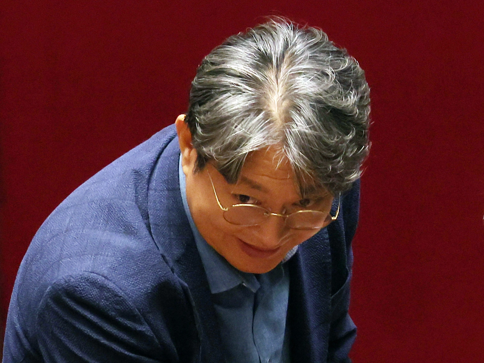 본회의장 나서는 이춘석 의원  차명 주식거래 의혹을 받는 이춘석 더불어민주당 의원이 5일 국회 본회의에서 방송법 일부개정법률안 관련 필리버스터 종결 동의를 표결하는 투표를 한 뒤 밖으로 나서고 있다. 2025.8.5 연합뉴스