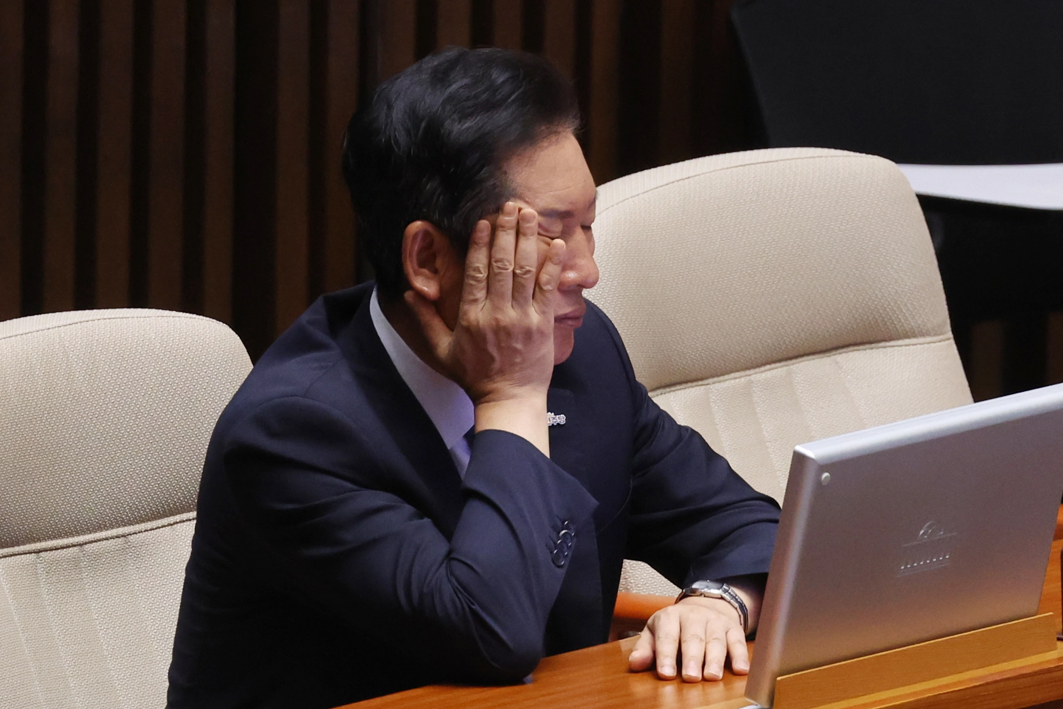 시작부터 난관 봉착한 정청래 대표  정청래 더불어민주당 신임 당대표가 이춘석 의원의 차명 주식거래 의혹이 불거진 5일 국회 본회의장에서 심각한 표정을 짓고 있다. 정 대표는 5일 법제사법위원장인 이 의원의 의혹과 관련해 당 윤리감찰단에 긴급 진상조사를 지시했다. 2025.8.5 연합뉴스