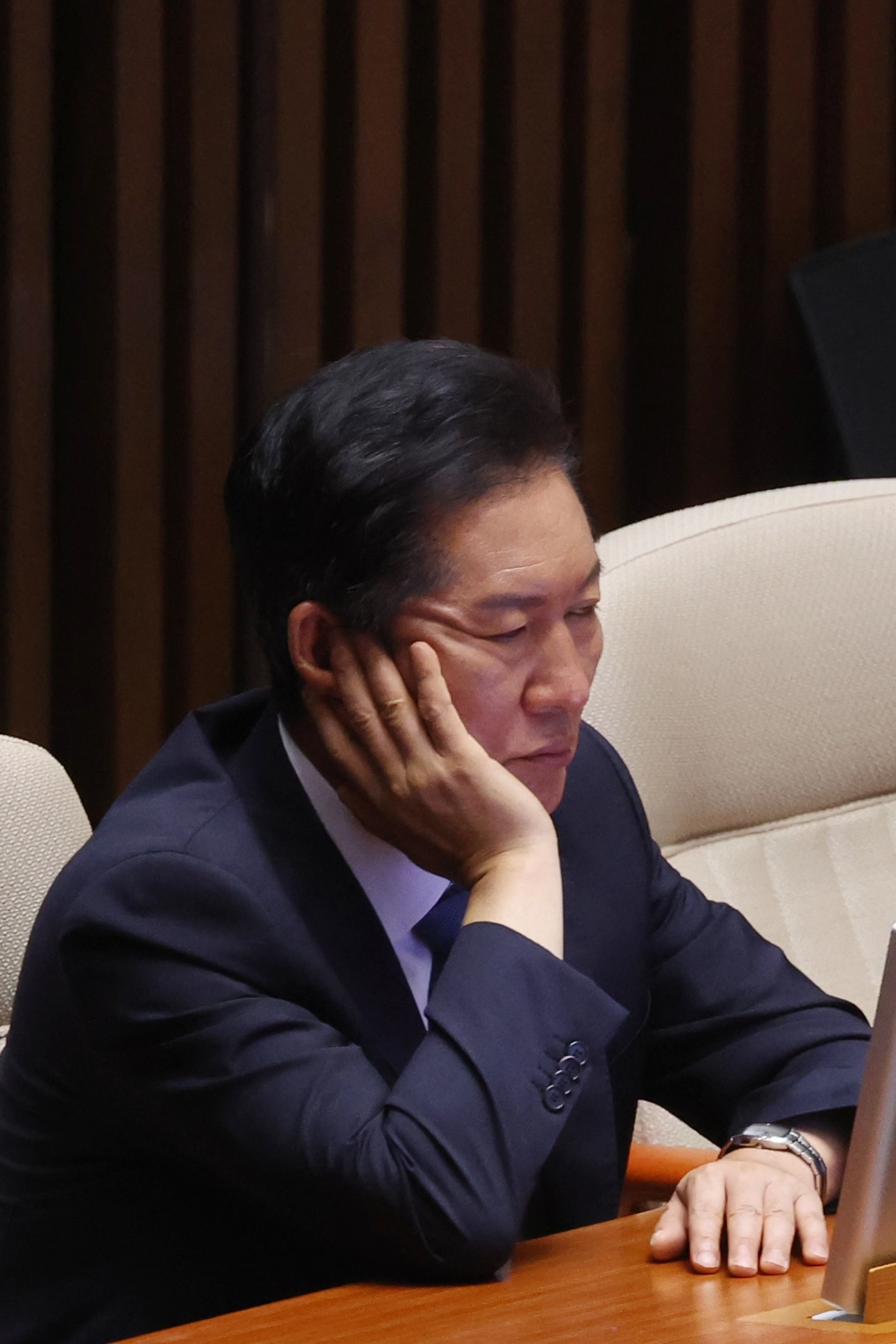 시작부터 난관 봉착한 정청래 대표  정청래 더불어민주당 신임 당대표가 이춘석 의원의 차명 주식거래 의혹이 불거진 5일 국회 본회의장에서 심각한 표정을 짓고 있다. 정 대표는 5일 법제사법위원장인 이 의원의 의혹과 관련해 당 윤리감찰단에 긴급 진상조사를 지시했다. 2025.8.5 연합뉴스