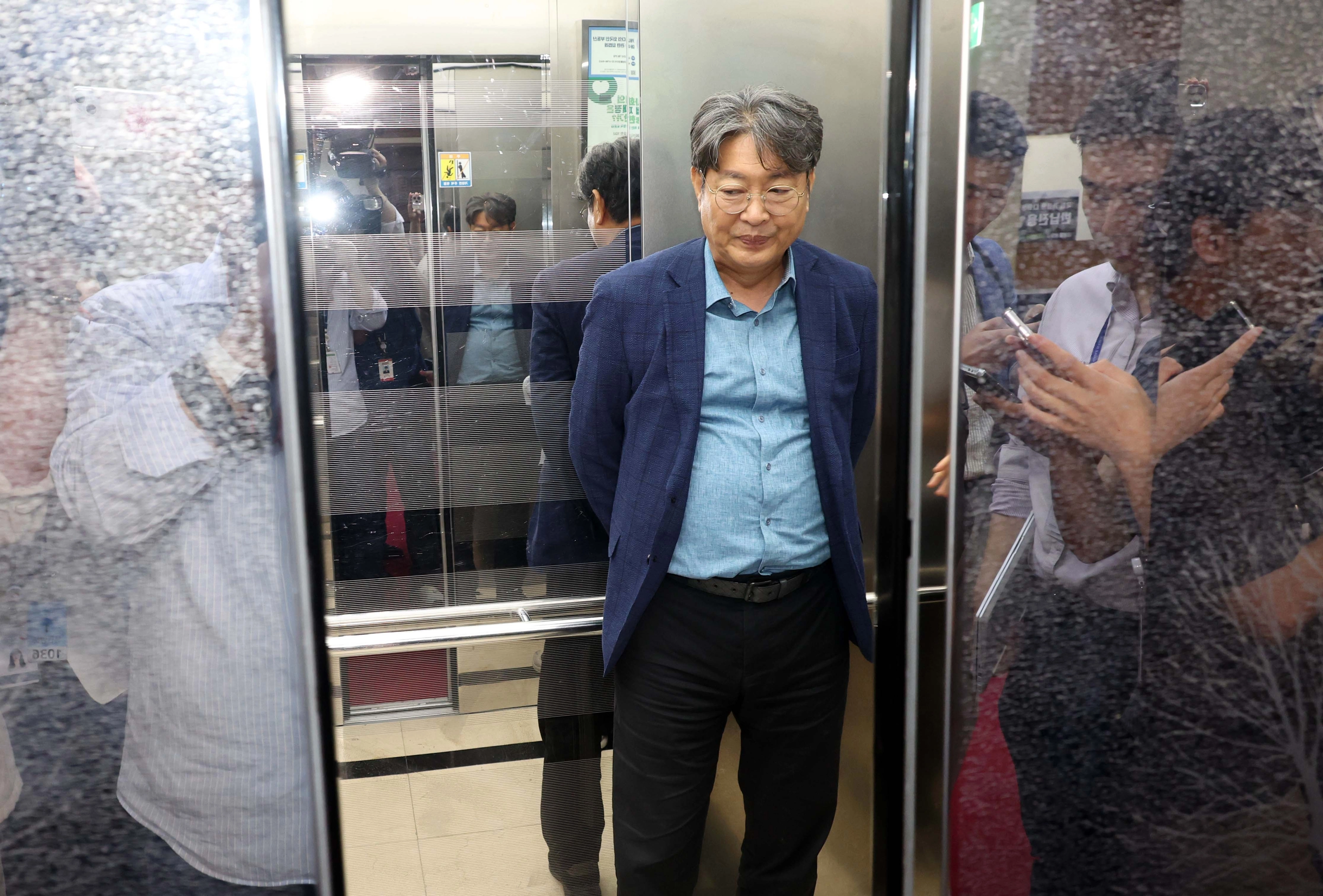 질문세례 받는 이춘석 법사위원장  ‘차명 계좌 주식 거래 의혹’을 받고 있는 이춘석 국회 법제사법위원장이 5일 서울 여의도 국회에서 취재진의 질문을 피해 엘리베이터로 이동하고 있다. 2025.8.5 뉴시스