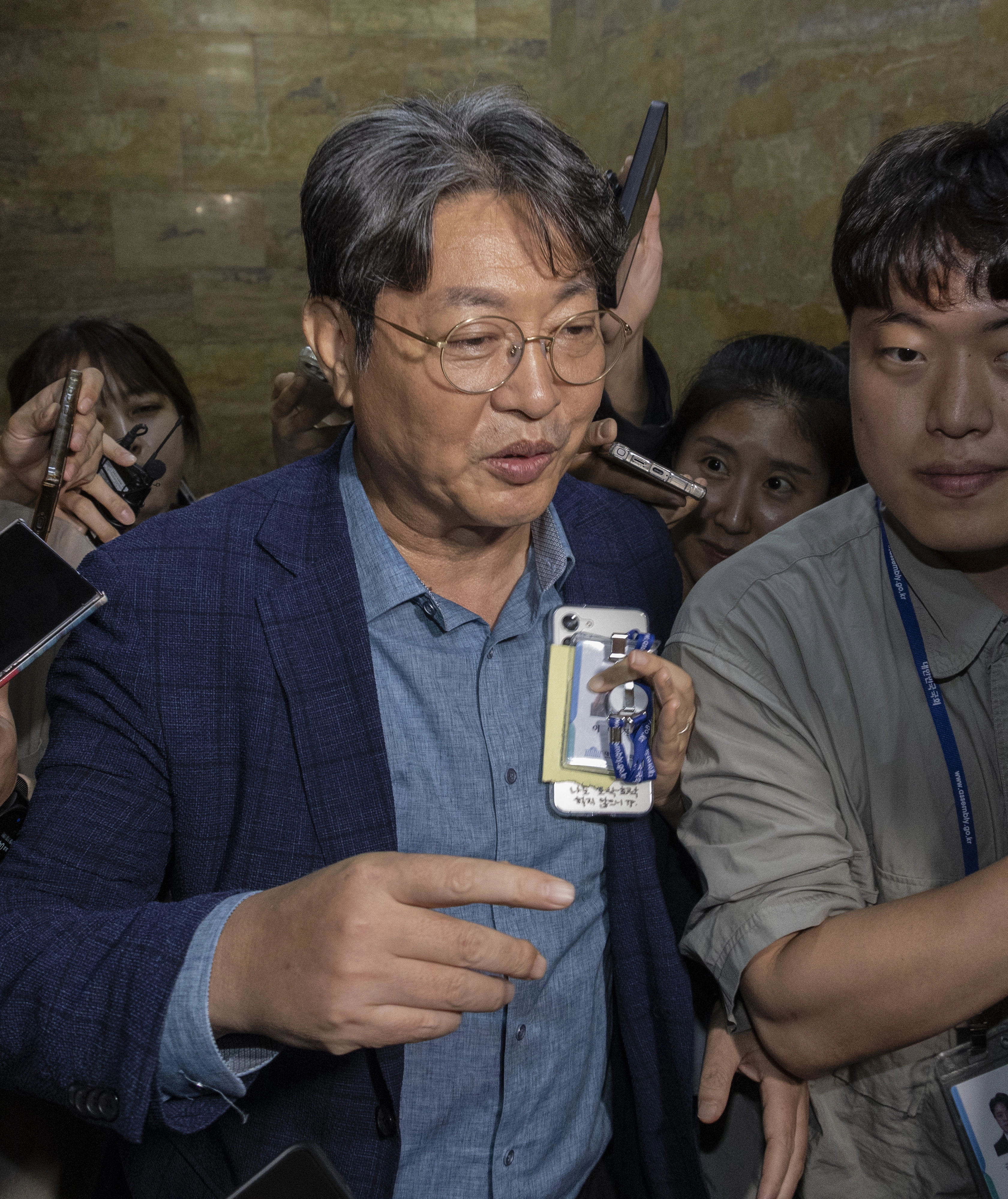 이춘석 의원이 5일 국회 본회의에 참석한 뒤 본청 로텐더홀을 빠져나가면서 취재진에게 주식 차명거래 의혹 관련 질문을 받는 모습.
연합뉴스
