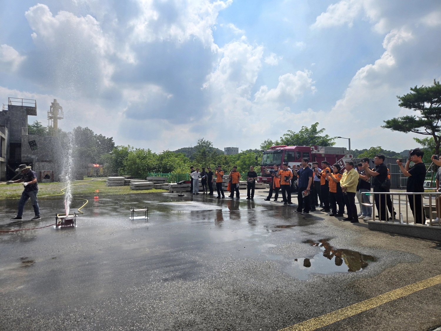 장대석 의원이 ‘관통형 방사장치 품평회’에서 장비 시연을 지켜보고 있다. (사진=경기도의회)