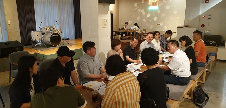 심미경 의원(왼쪽줄 가운데)이 참석한 가운데 로컬브랜드 1차 실무회의가 열렸다.