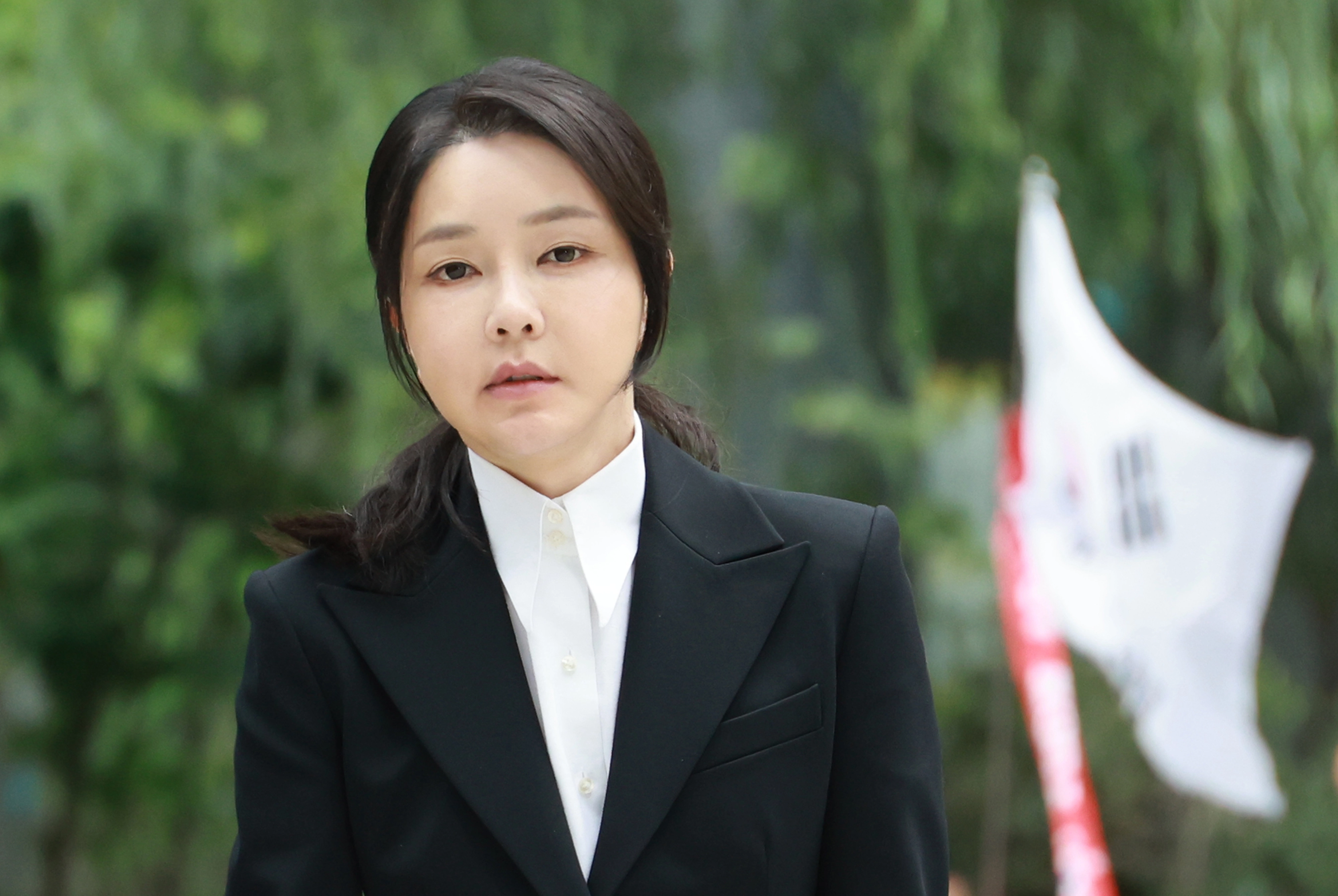 특검 첫 출석하는 김건희 여사  윤석열 전 대통령 부인 김건희 여사가 6일 서울 종로구 KT광화문빌딩 웨스트에 마련된 민중기 특별검사팀에 피의자 신분으로 첫 출석하고 있다. 전·현직 대통령 부인이 수사기관에 피의자로 공개 출석하는 것은 헌정사상 처음이다. 2025.8.6 연합뉴스
