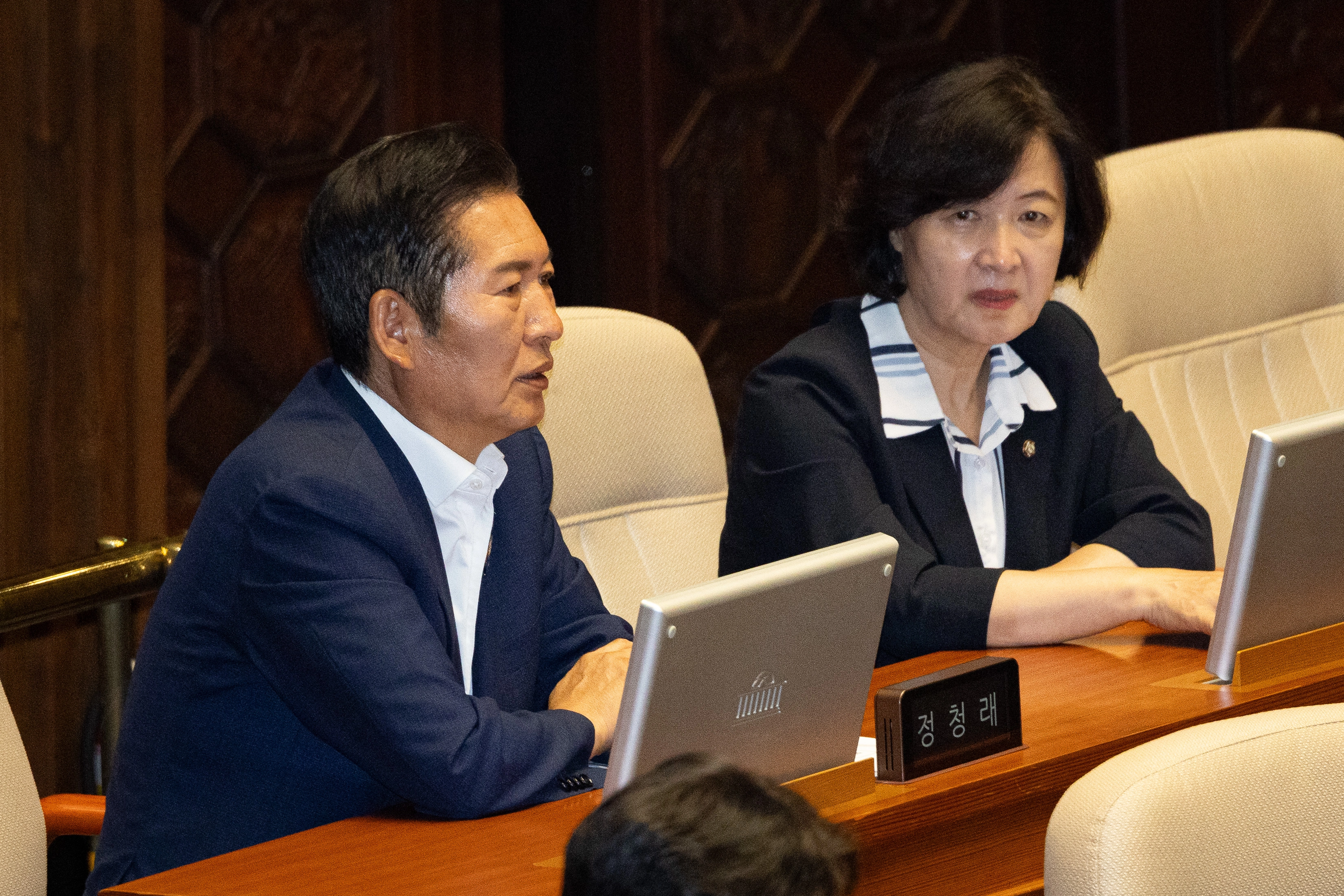 대화 나누는 정청래·추미애  정청래 더불어민주당 당대표 후보가 23일 서울 여의도 국회에서 열린 제427회 국회(임시회) 제427-2차 본회의에서 추미애 의원과 대화하고 있다. 2025.7.23/뉴스1