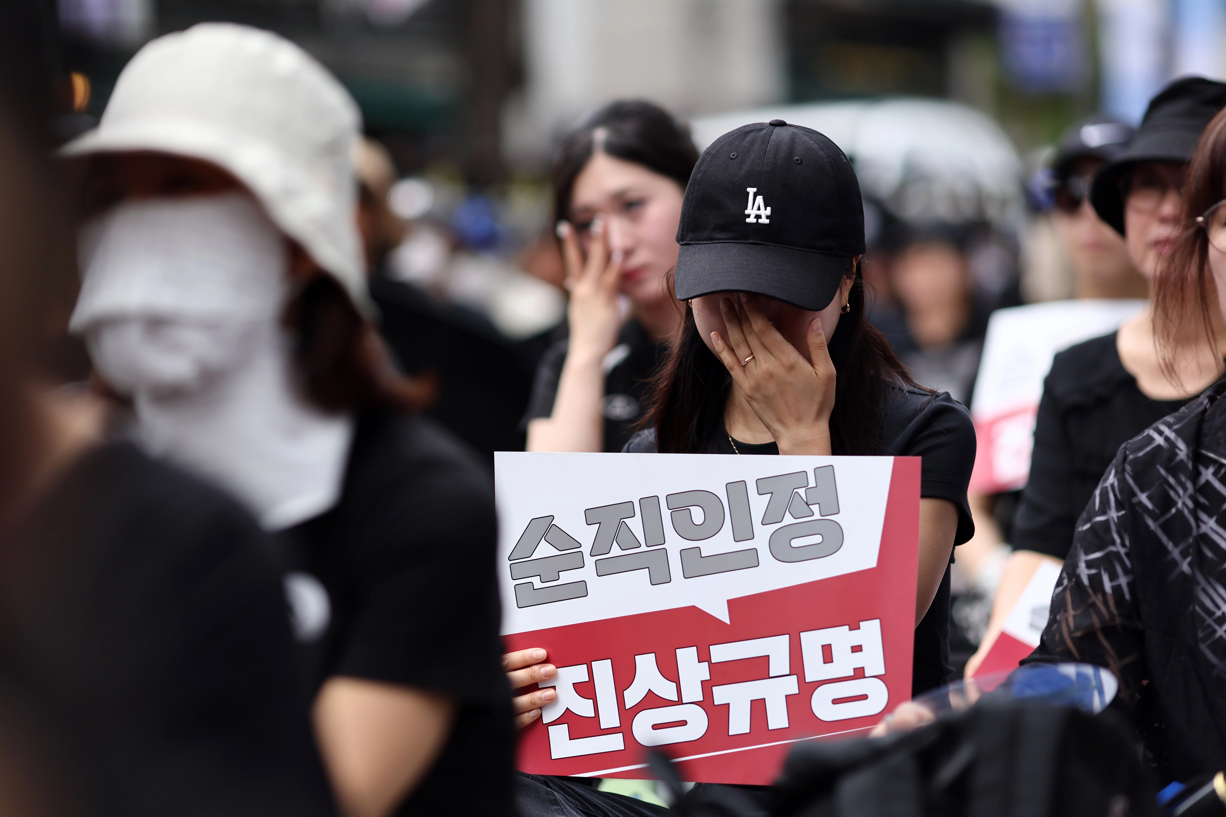 슬픔에 잠긴 교사들  14일 정부서울청사 인근에서 열린 제주 교사 추모 및 교권 보호 대책 요구 전국 교원 집회에서 참석자들이 고인의 추모 영상을 보며 슬픔에 잠겨 있다. 2025.6.14 연합뉴스