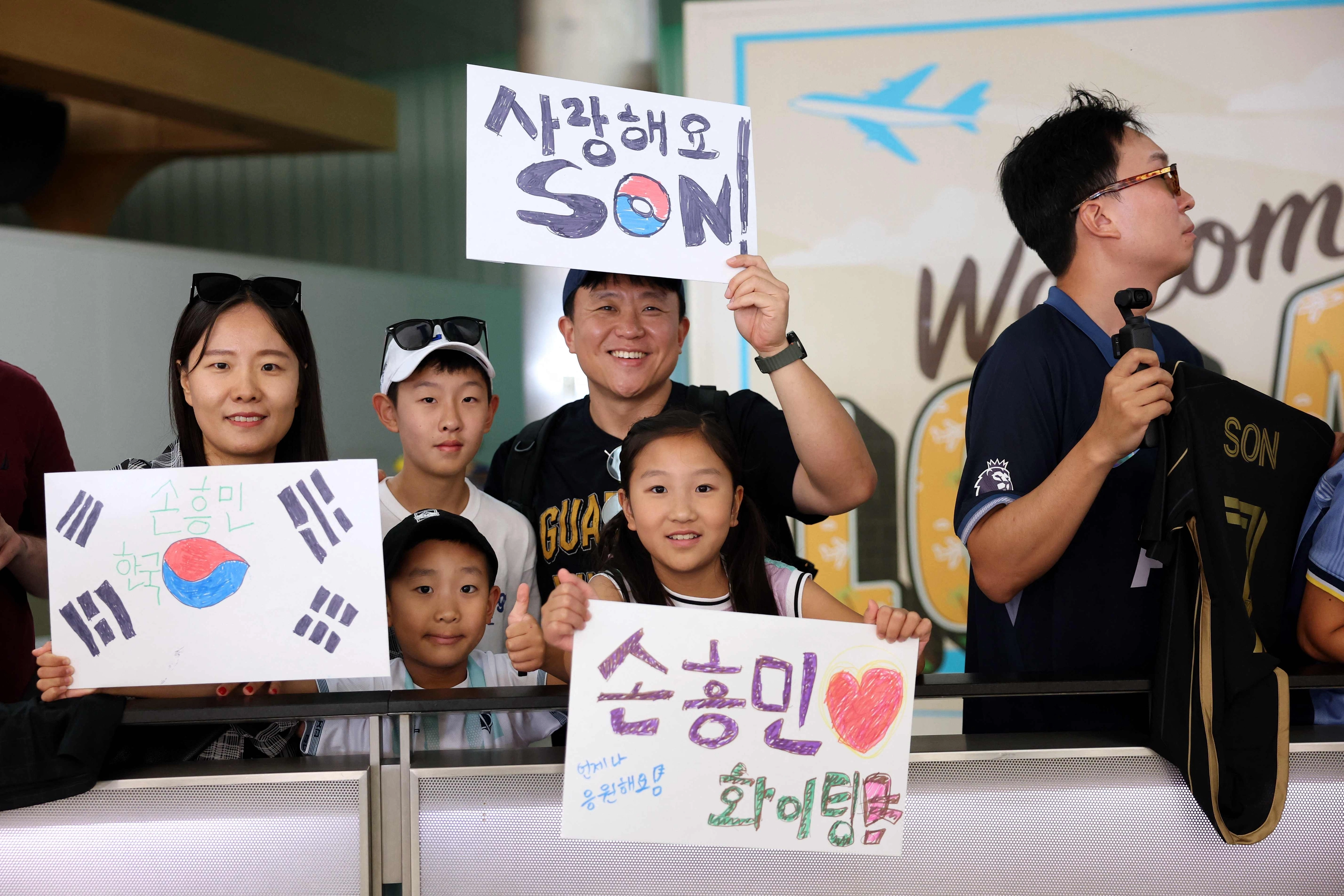 미 메이저리그 사커(MLS) 로스앤젤레스(LA) FC 입단을 앞둔 손흥민이 LA에 도착한 5일(현지시간) LA 국제공항을 찾은 교민들이 플래카드를 들고 손흥민을 환영하고 있다. 2025.8.5 로스앤젤레스 AFP 연합뉴스