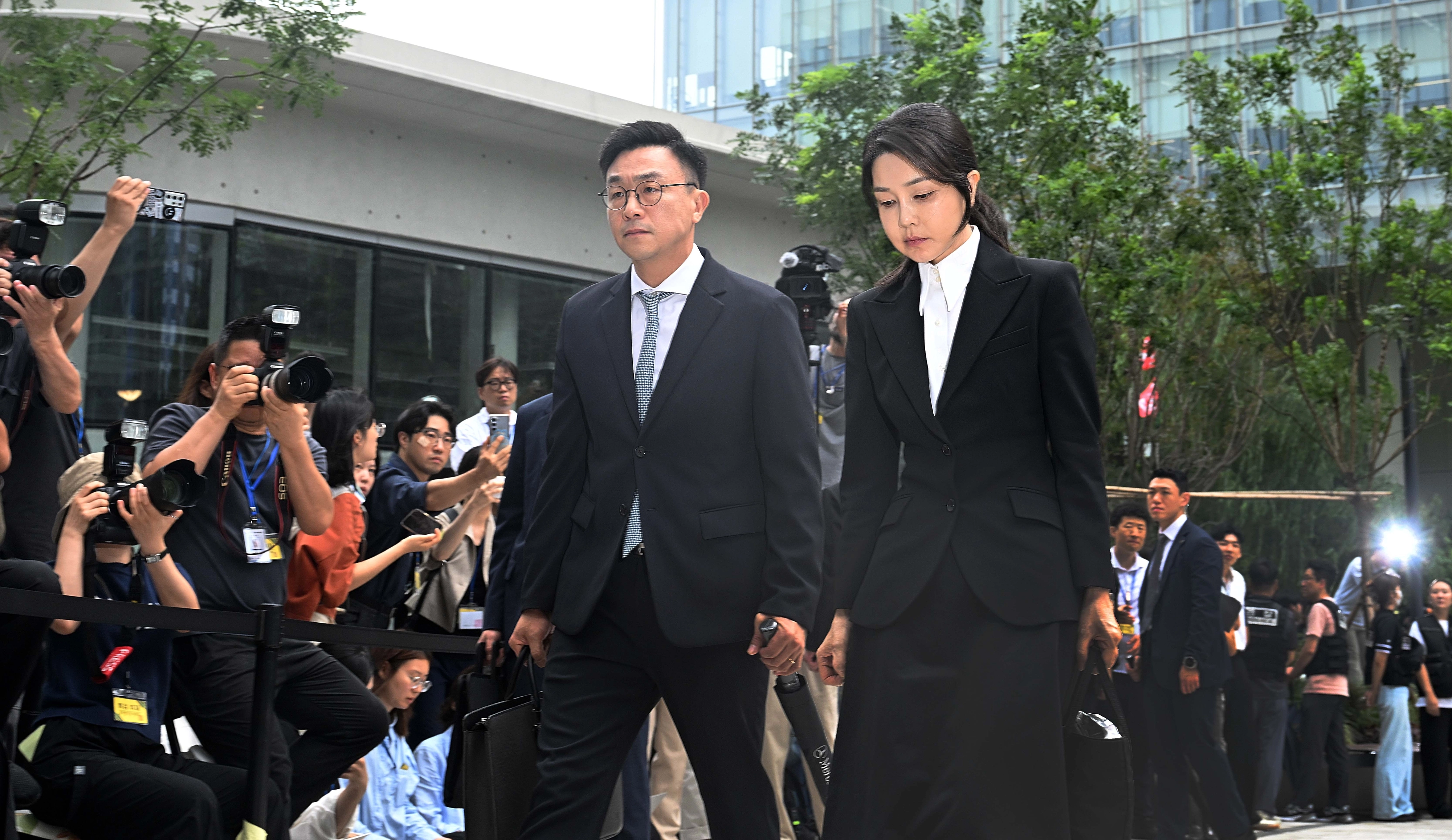윤석열 전 대통령 부인 김건희 여사가 6일 서울 종로구 민중기 김건희 특별검사팀 사무실에 자본시장법 위반 등 혐의 피의자 신분으로 출석하고 있다. 2025.8.6 오장환 기자