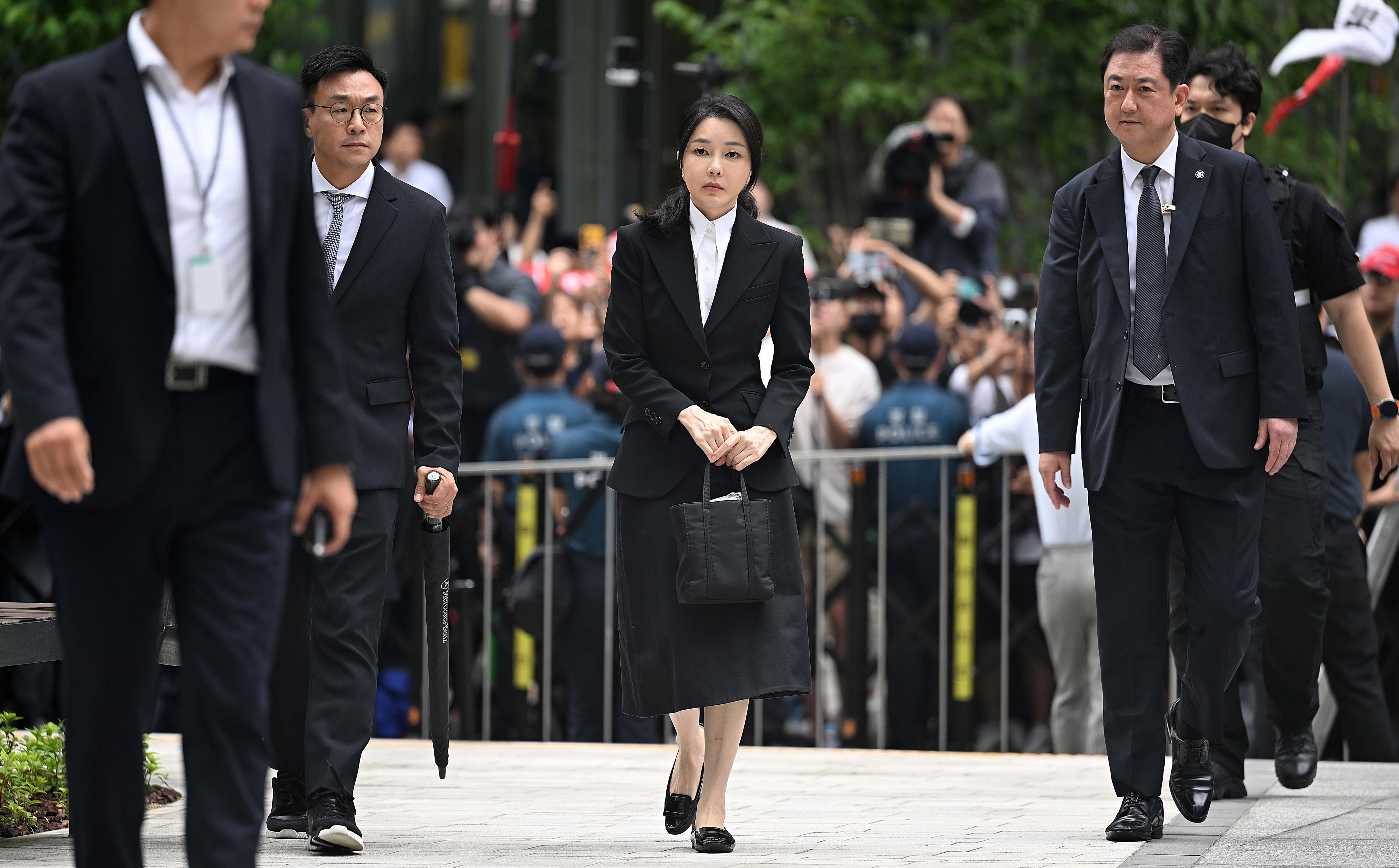 윤석열 전 대통령 부인 김건희 여사가 6일 서울 종로구 민중기 김건희 특별검사팀 사무실에 자본시장법 위반 등 혐의 피의자 신분으로 출석하고 있다. 2025.8.6 오장환 기자