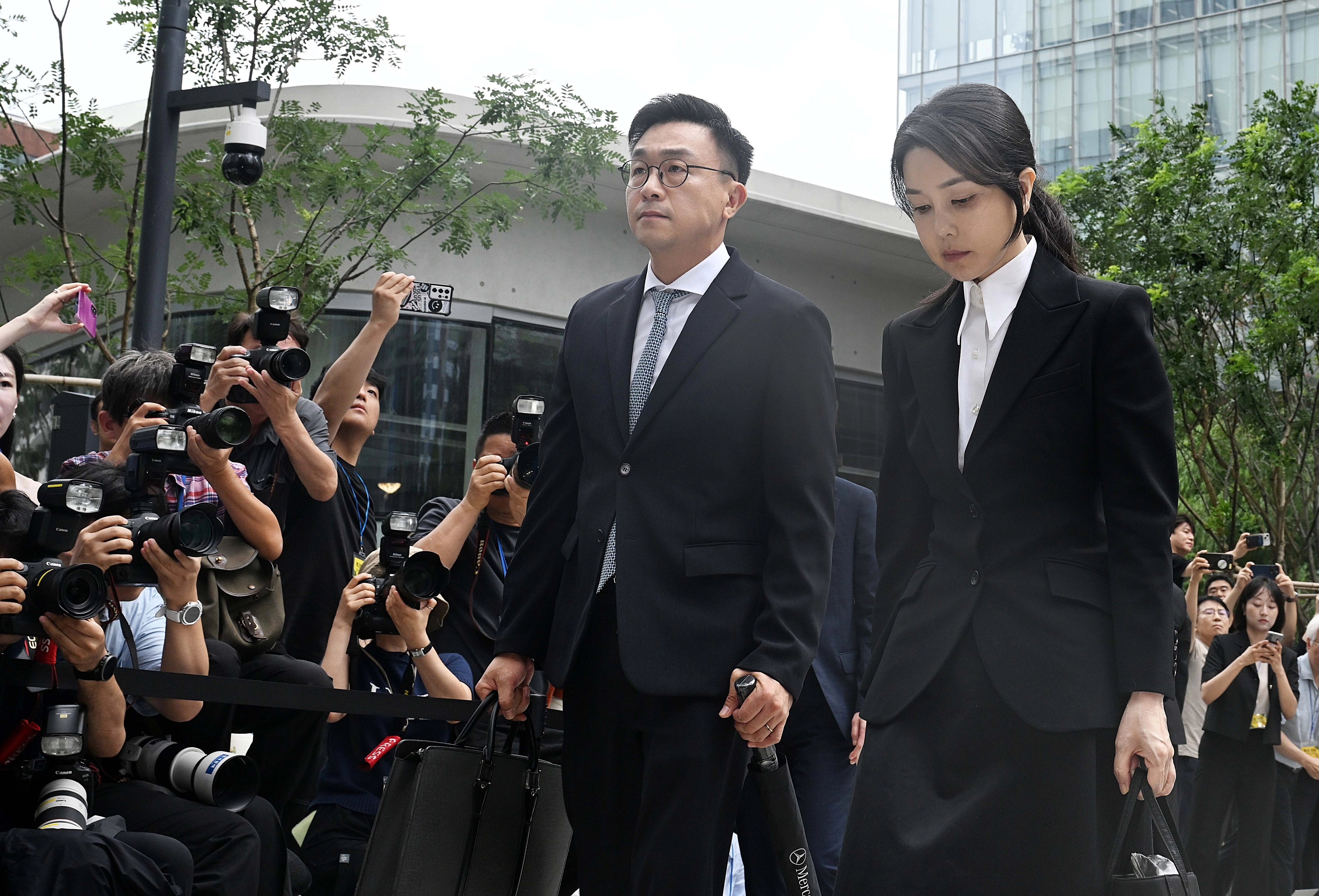 윤석열 전 대통령 부인 김건희 여사가 6일 서울 종로구 민중기 김건희 특별검사팀 사무실에 자본시장법 위반 등 혐의 피의자 신분으로 출석하고 있다. 2025.8.6 오장환 기자