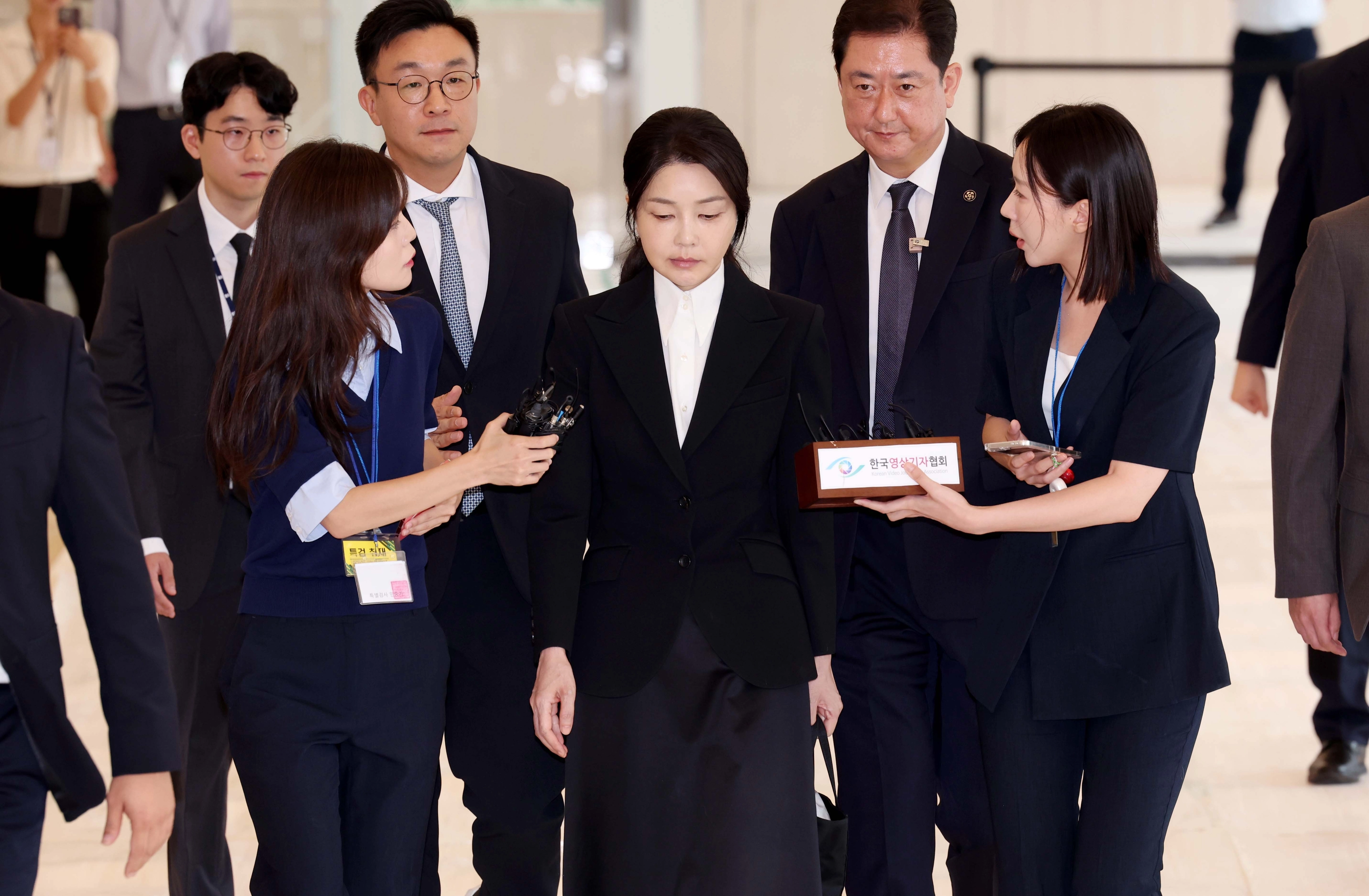 윤석열 전 대통령 부인 김건희 여사가 6일 서울 종로구 민중기 김건희 특별검사팀 사무실에 자본시장법 위반 등 혐의 피의자 신분으로 출석하고 있다. 2025.8.6. 사진공동취재단