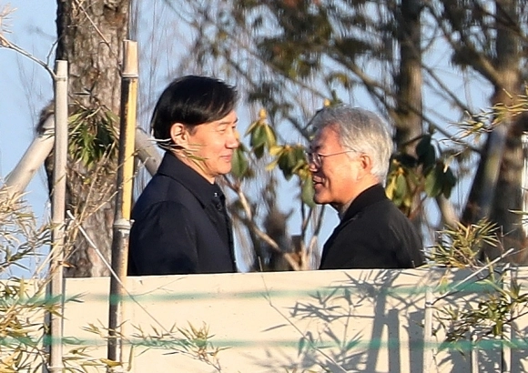 조국 전 법무부 장관이 12일 오후 경남 양산시 하북면 평산마을 문재인 전 대통령 사저를 방문해 문 전 대통령과 인사하고 있다. 2024.2.12 뉴스1