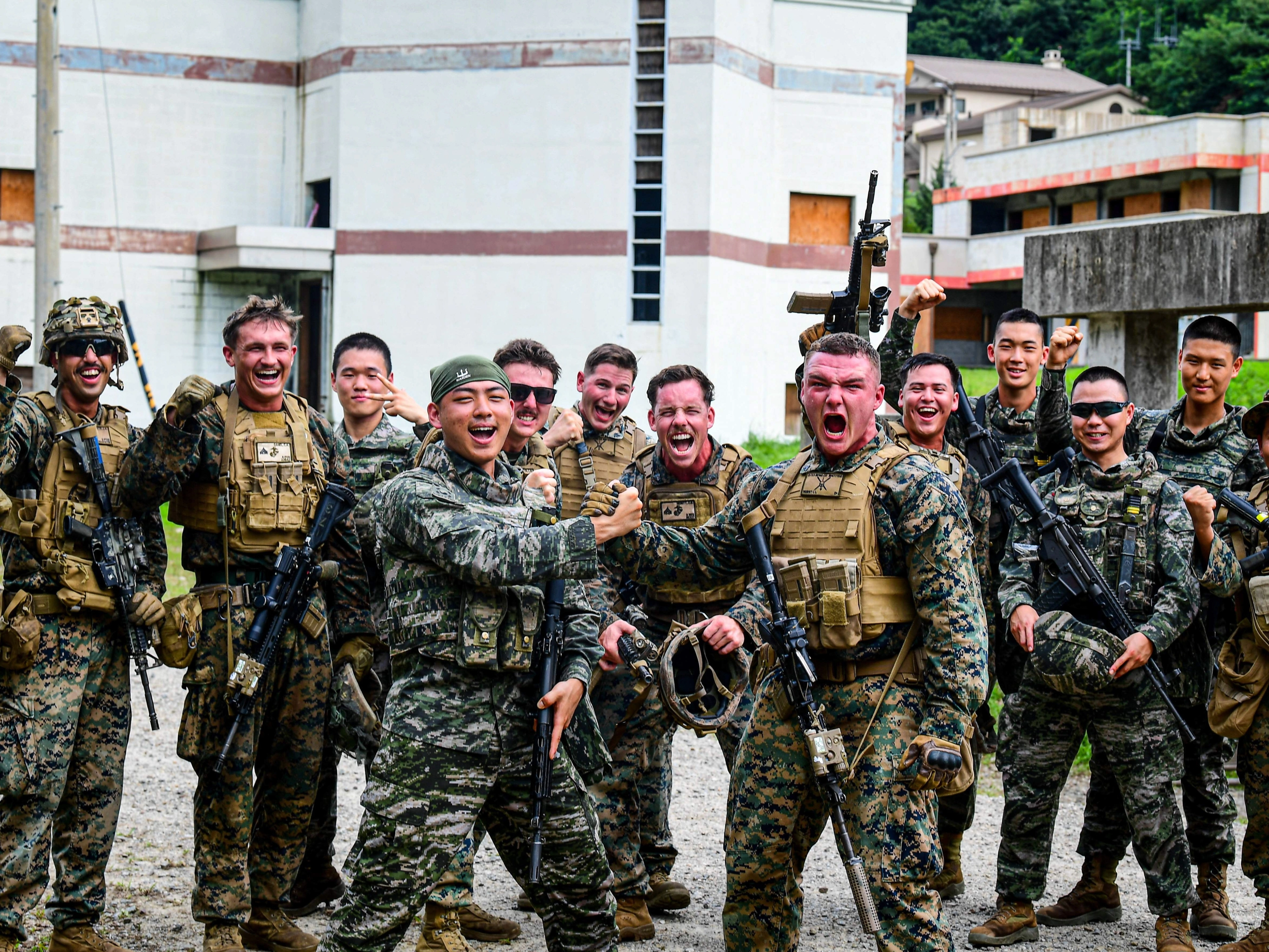 파이팅 넘치는 한미 해병대 KMEP 연합훈련  한미 해병대 장병들이 6일 경북 포항시 일대에서 KMEP(Korea Marine Exercise Program) 연합보병훈련을 마친 후 모여 서로를 격려하며 파이팅을 외치고 있다. 한미 해병대는 지난달 중순부터 이달까지 경기 김포·포천·동두천시, 인천 강화군 등지에서 연합훈련을 실시하고 있다.
해병대 제공