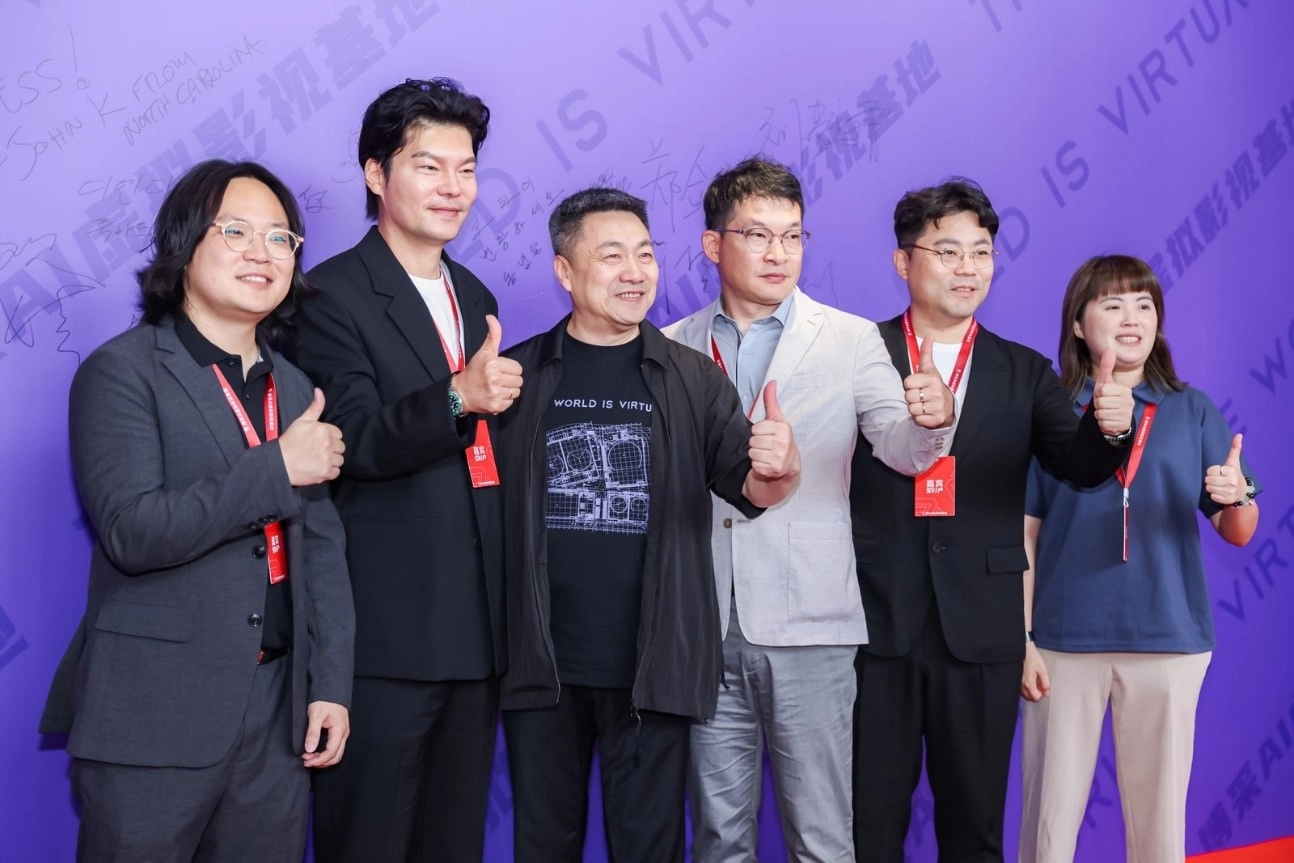 ㈜디엔디라인이 중국 가상 촬영 대표기업 보차이미디어와 공식 협력 업무협약 이후 기념 사진을 촬영하고 있다. 선문대 제공