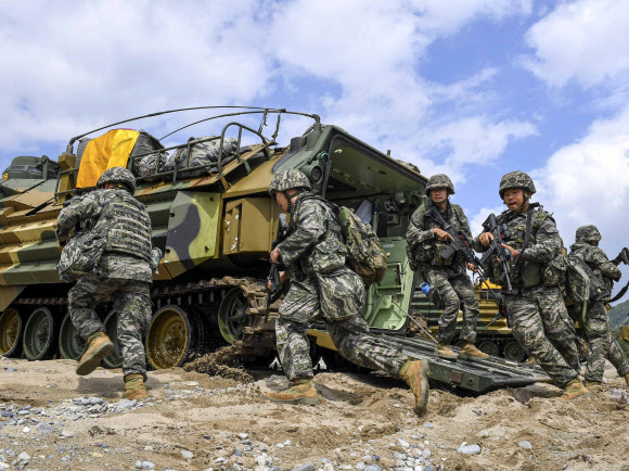 해병대는 지난 7월 중순부터 8월까지 미 해병대와 김포, 강화, 포항, 포천, 동두천 등지에서 25-2차 KMEP 연합훈련을 실시하고 있다고 6일 밝혔다.  한미 해병대 장병들이 KMEP 연합상륙훈련 간 해상돌격 후 하차전투를 하며 후속상륙을 위한 경계를 실시하고 있다. 2025.8.6  한미 해병대 제공
