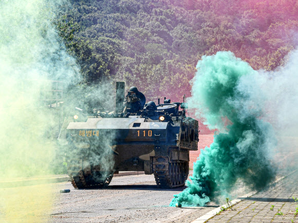 해병대는 지난 7월 중순부터 8월까지 미 해병대와 김포, 강화, 포항, 포천, 동두천 등지에서 25-2차 KMEP 연합훈련을 실시하고 있다고 6일 밝혔다.  KMEP 연합화생방훈련 간 정찰 및 제독 임무 수행을 위해 화생방정찰차를 운용하고 있다. 2025.8.6  한미 해병대 제공