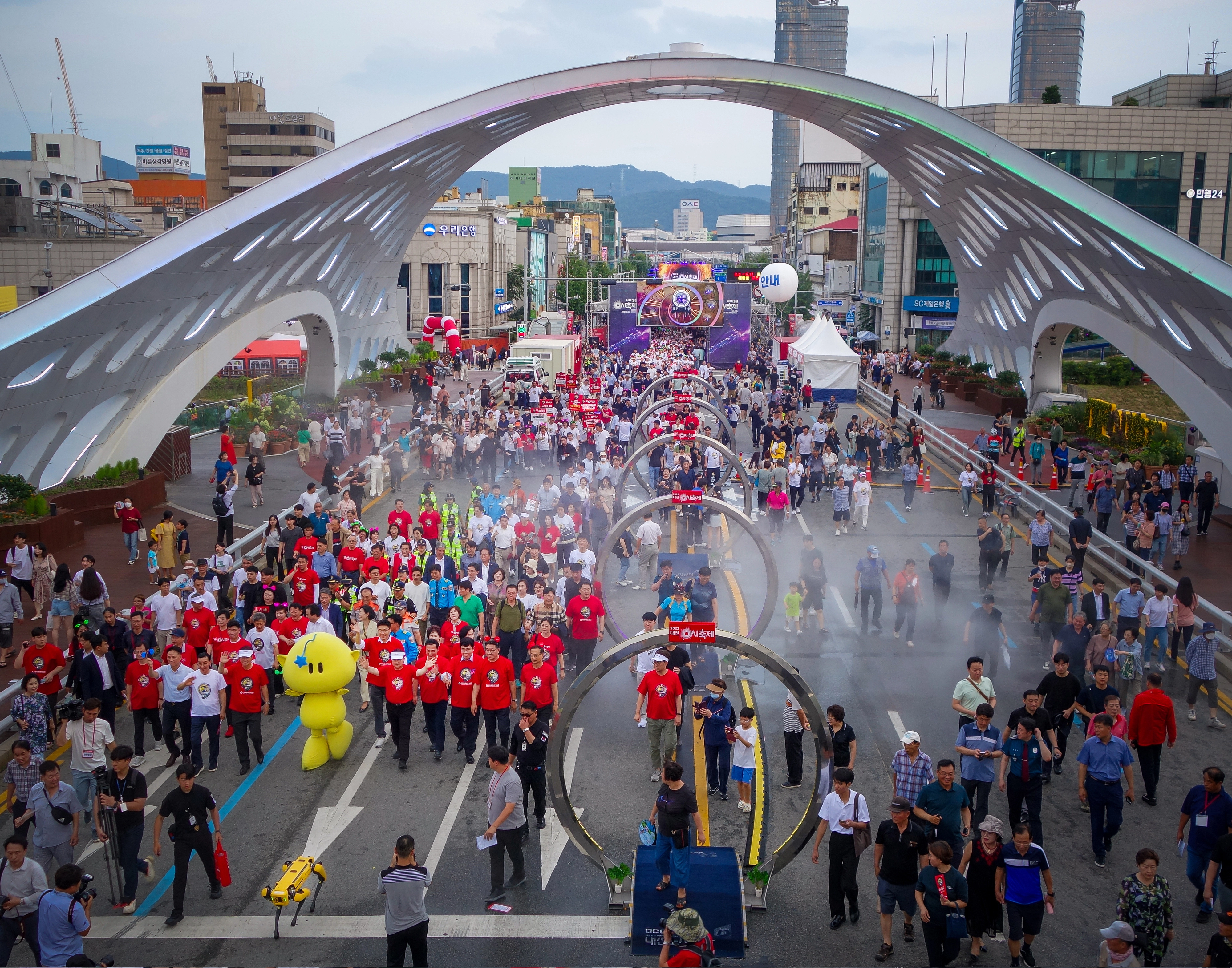 대전 0시 축제의 시작을 알리는 개막 퍼레이드 참가자들이 목척교를 걷고 있다. 
대전시 제공